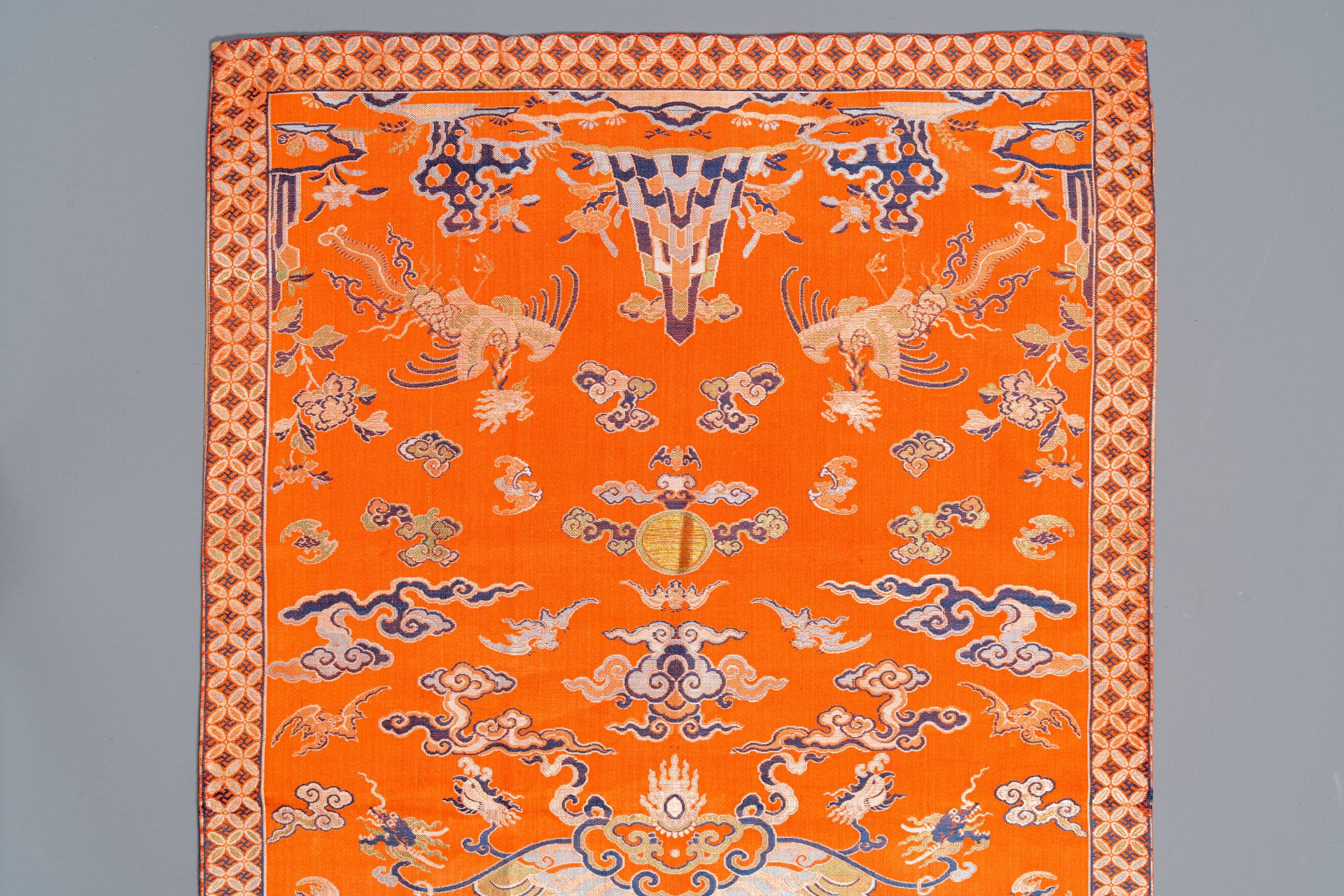 A Chinese embroidered silk 'kesi' cloth with Buddhist lions and phoenixes, 19th C. - Image 3 of 6