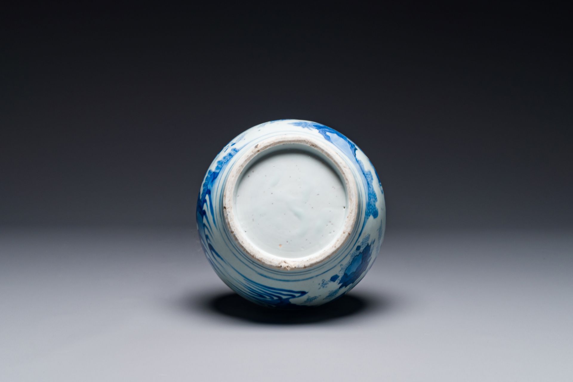 A Chinese blue and white 'sages' bottle vase, Transitional period - Bild 6 aus 6