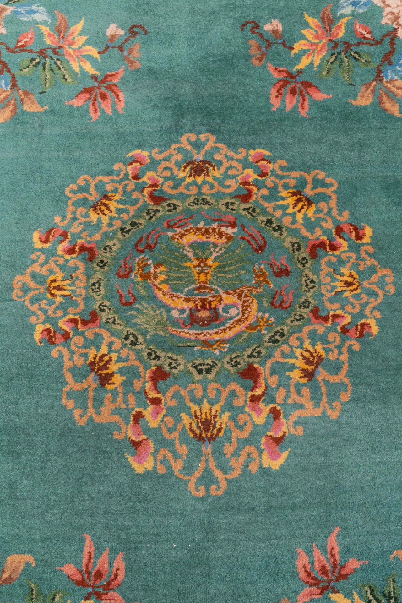 A large Chinese emerald-green-ground carpet with floral design, Republic - Bild 2 aus 5