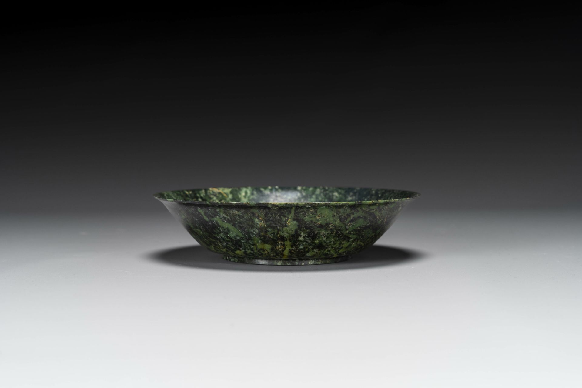 A Chinese dark green jade bowl, 18th C. - Image 3 of 7