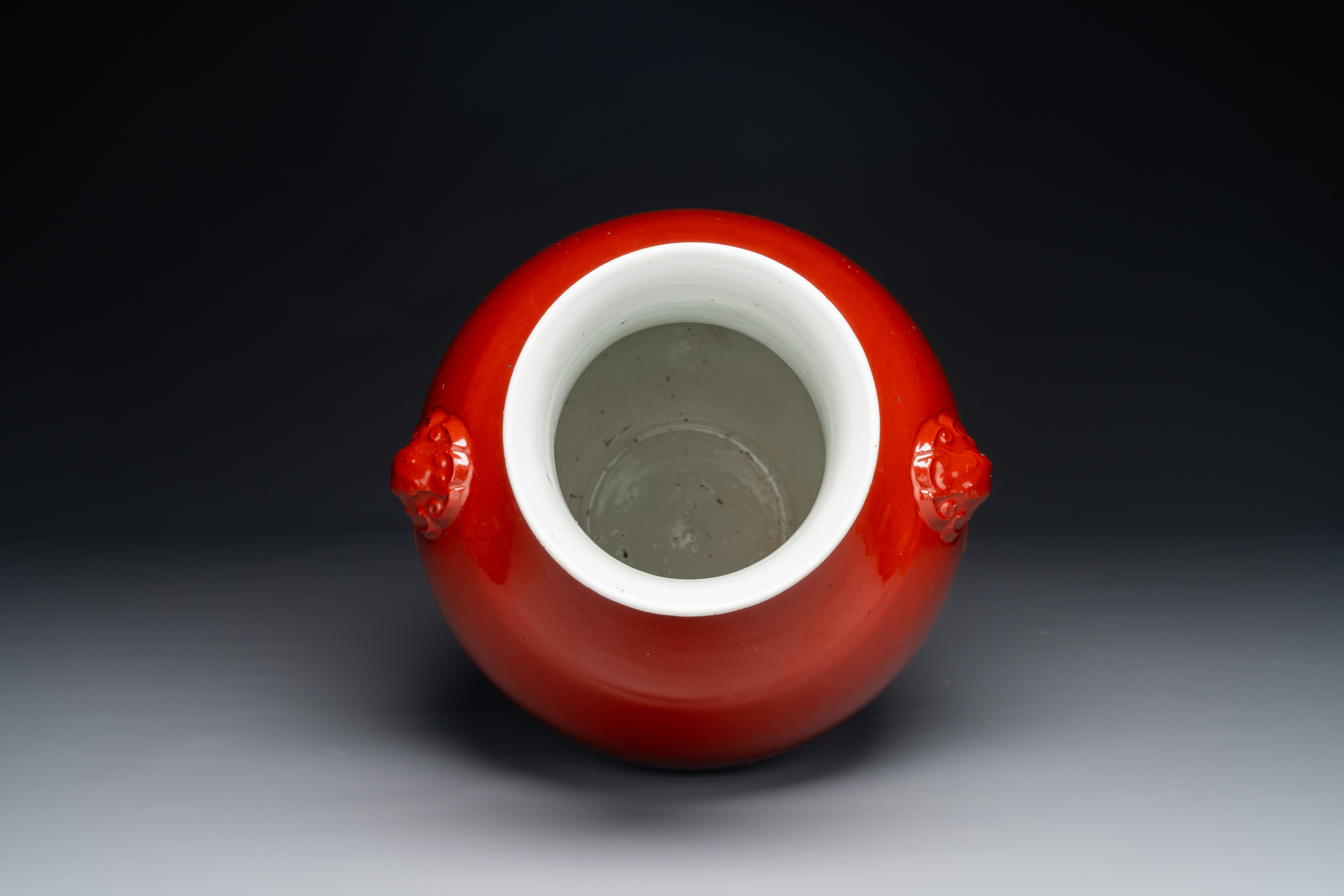 A Chinese monochrome red-glazed 'hu' vase, Qianlong mark, 19th C. - Image 5 of 6