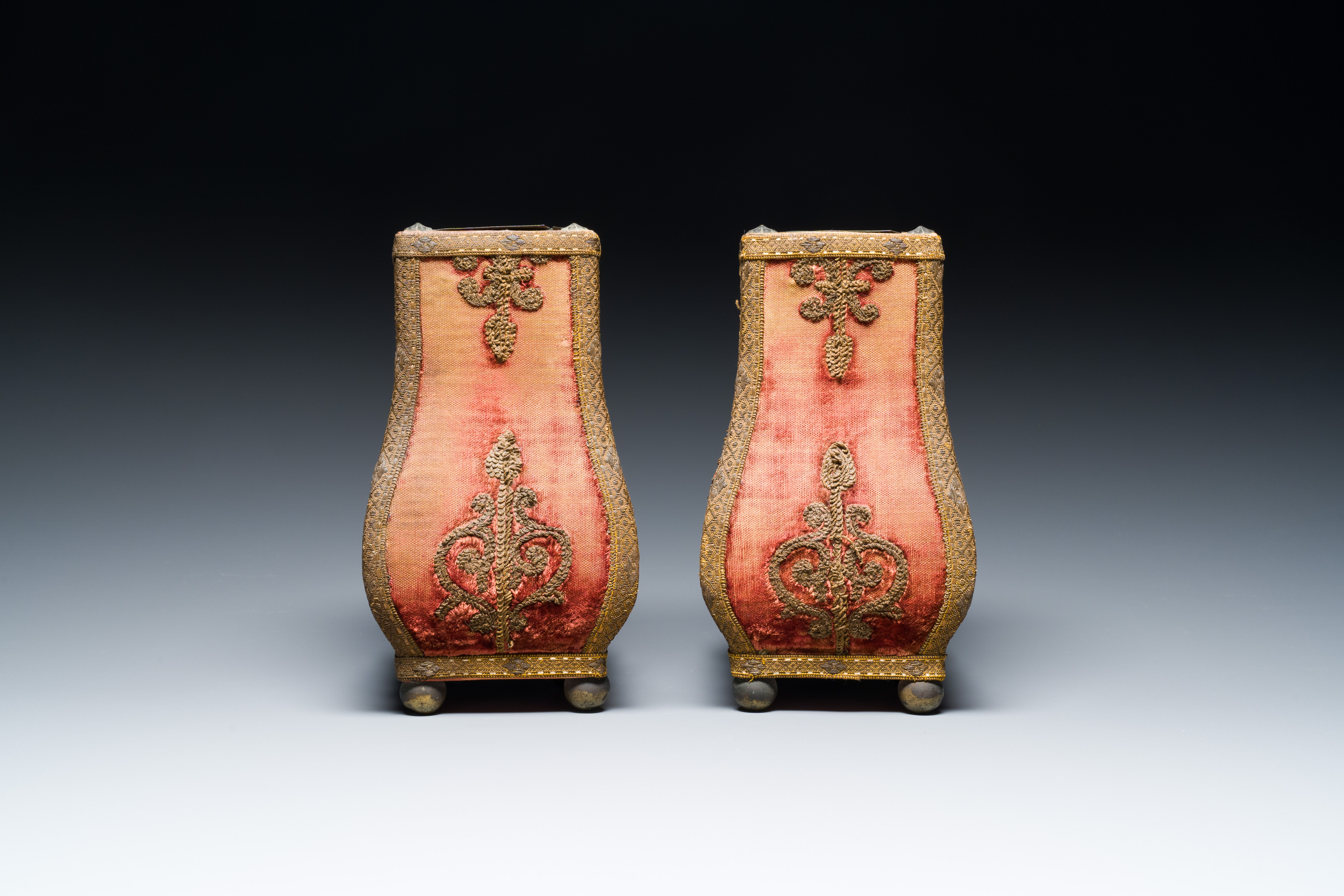 A pair of Louis XIV vases covered with velvet and gold thread, with metal liner, France, 18th C. - Image 3 of 19