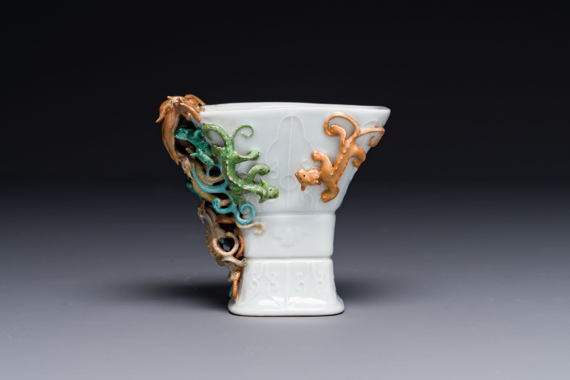 A Chinese archaistic famille rose cup in shape of a 'zun' with nine applied dragons, Qianlong/Jiaqin - Bild 3 aus 8