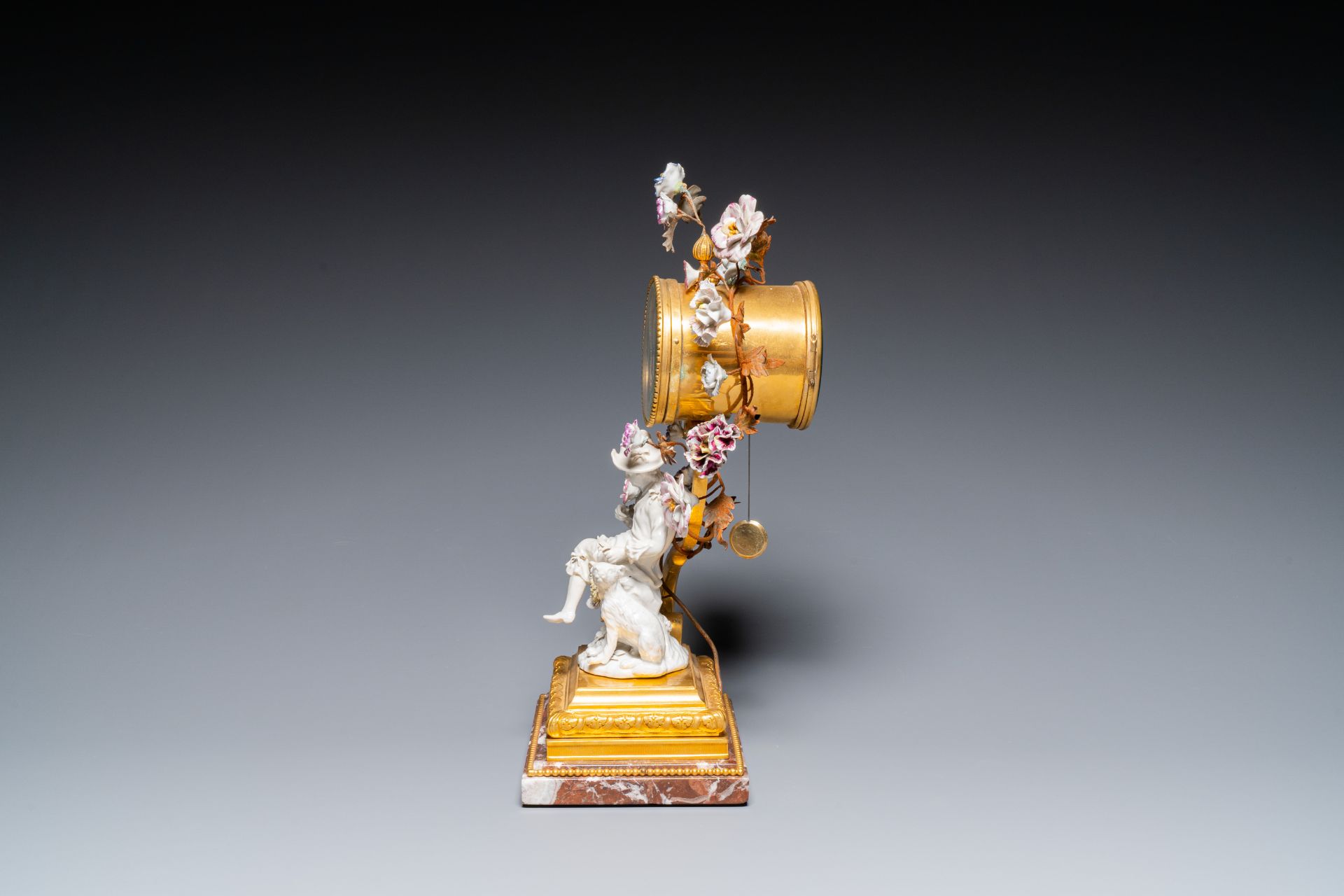 A French ormolu-mounted porcelain mantel clock, 18/19th C. - Bild 12 aus 28