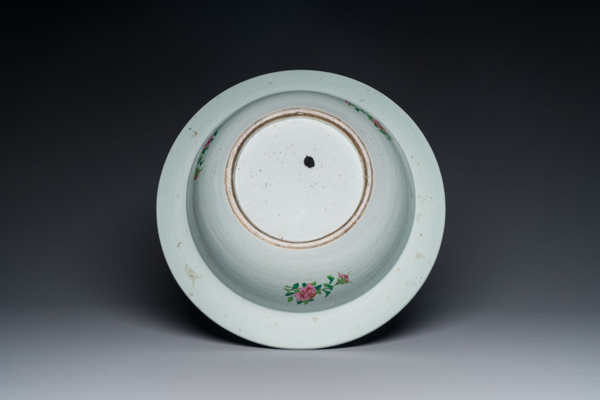 A large Chinese Canton famille rose 'Qi Lin Song Zi' basin, 19th C. - Bild 5 aus 5