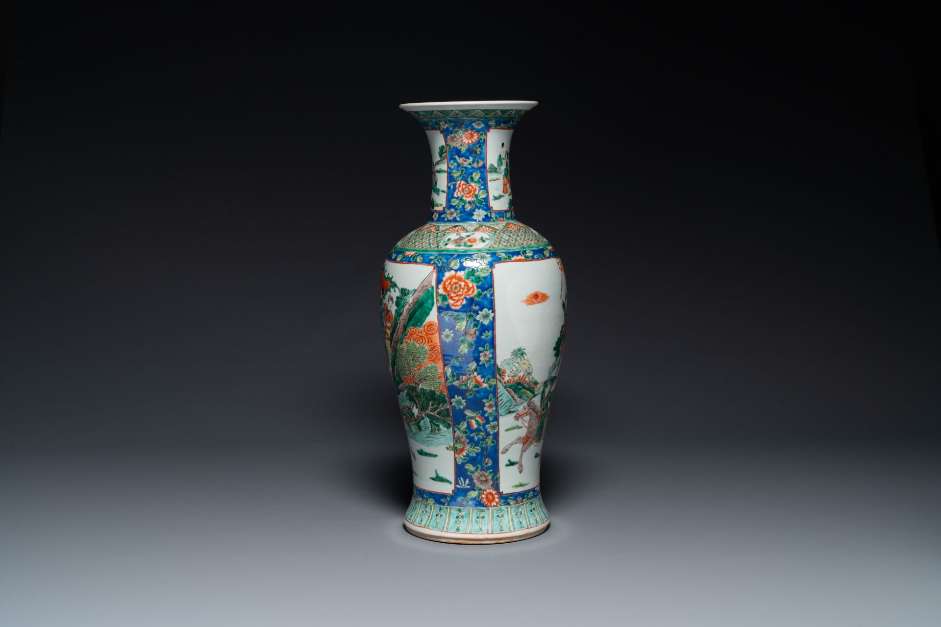 A Chinese famille verte vase with warriors on horseback, 19th C. - Image 4 of 6
