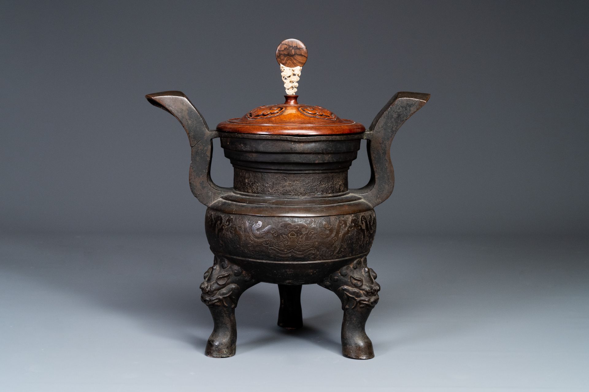 An important Chinese bronze tripod 'taotie' censer with wooden lid, Ming - Bild 9 aus 18