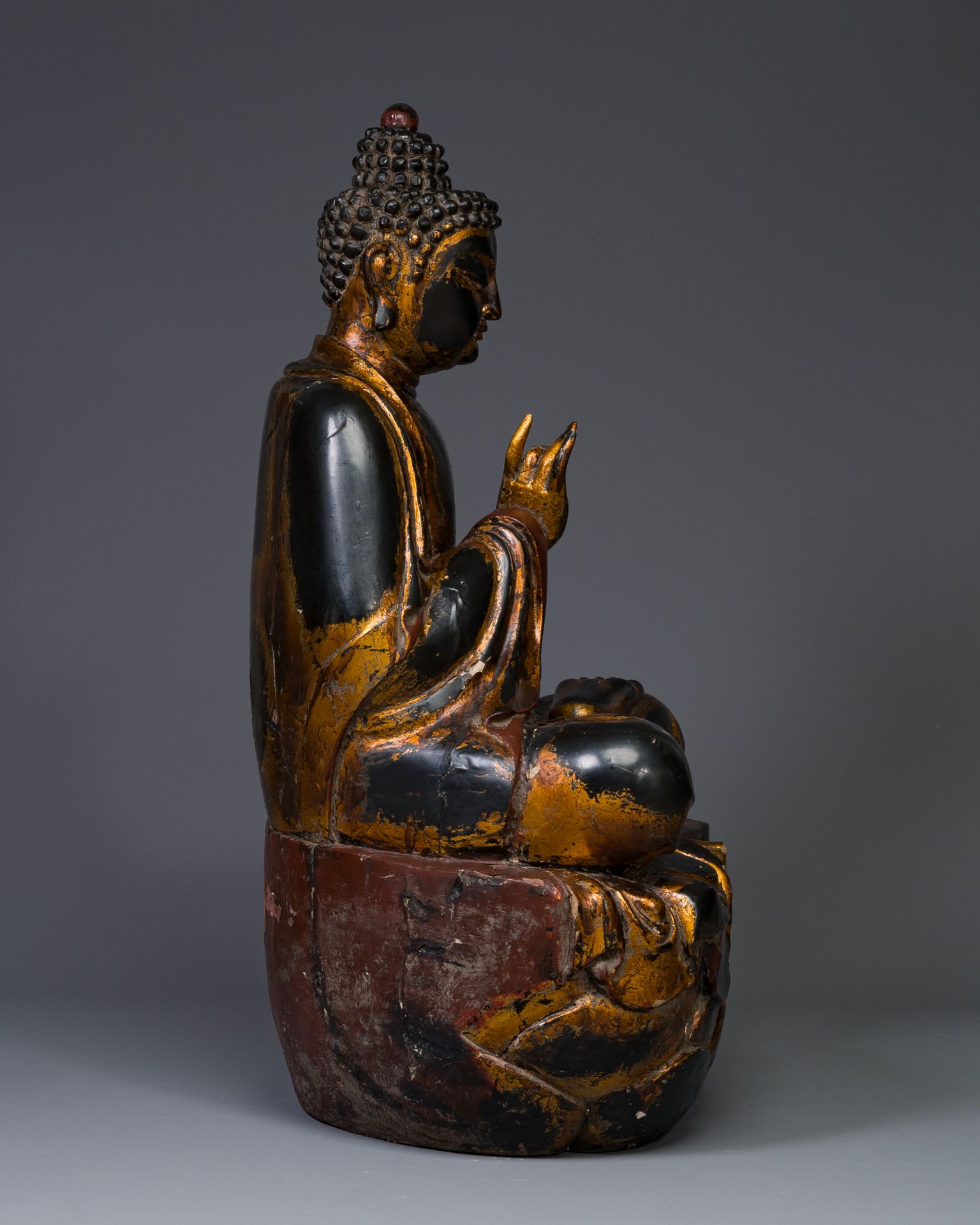 A fine and large Japanese gilt-lacquered wooden sculpture of a Buddha Shaka, Edo - Bild 2 aus 6