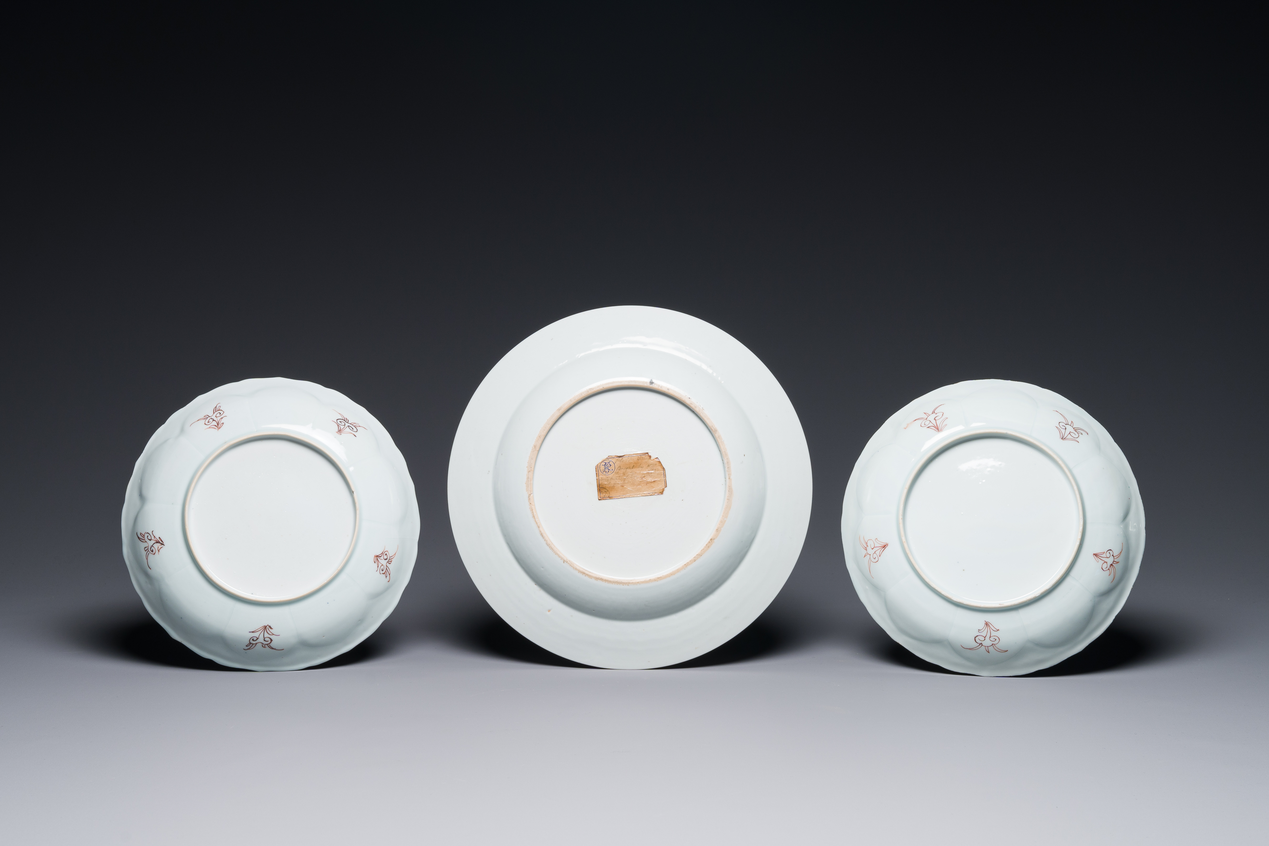 Three Chinese famille rose plates and ten saucers, Yongzheng/Qianlong - Image 4 of 8