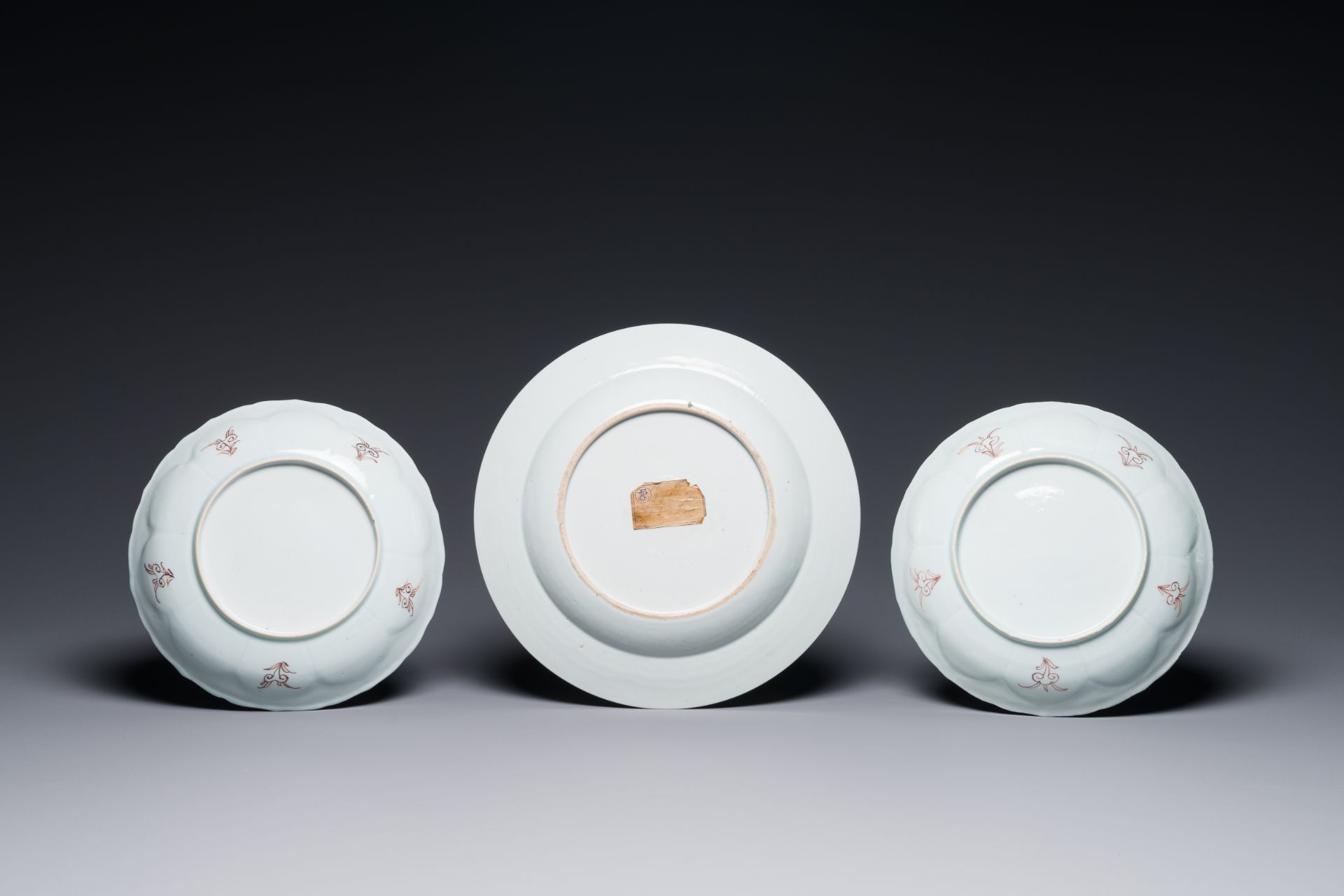 Three Chinese famille rose plates and ten saucers, Yongzheng/Qianlong - Bild 4 aus 8