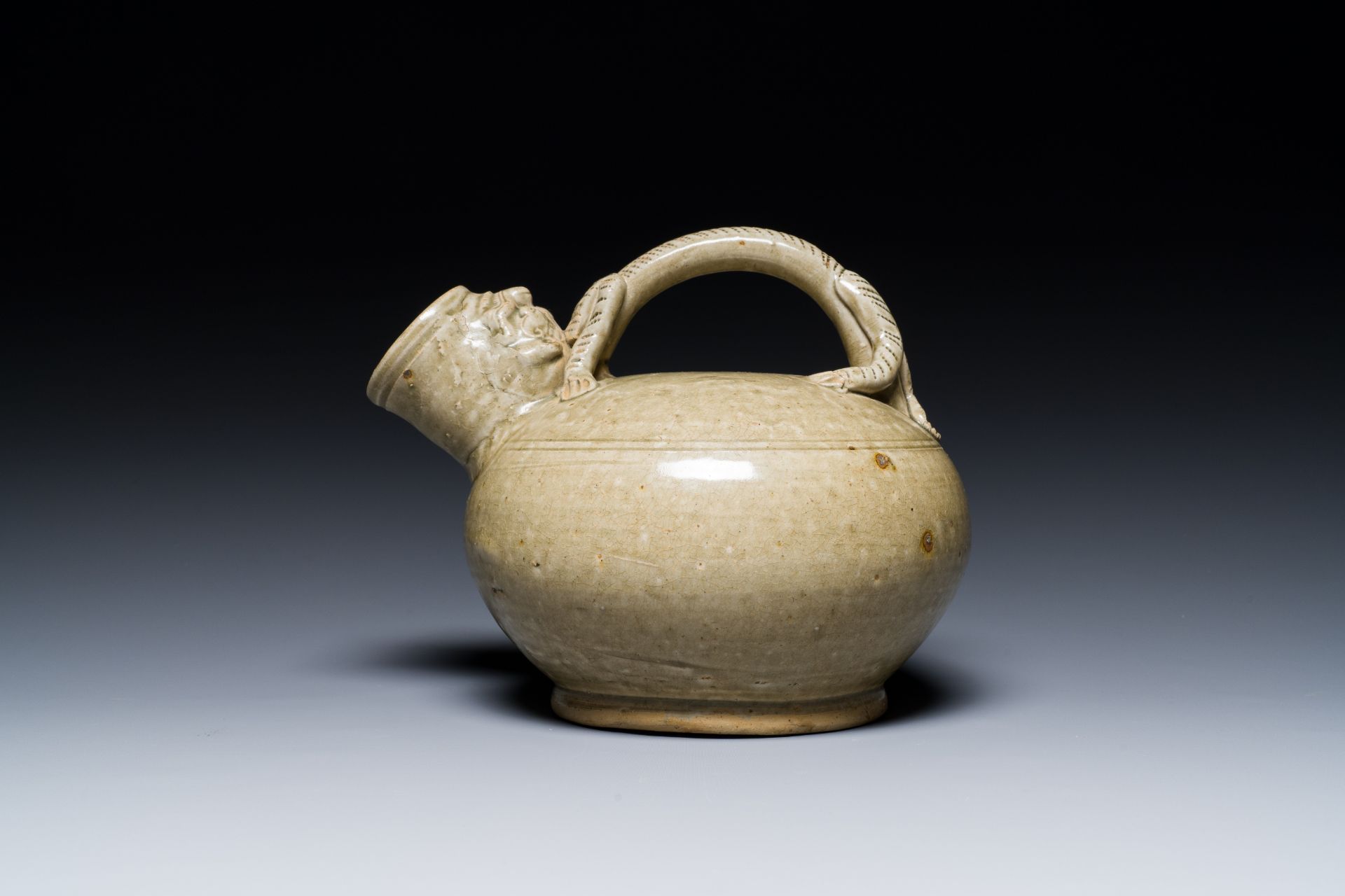 A Chinese monochrome Yaozhou kiln ewer, Tang or later - Bild 2 aus 7