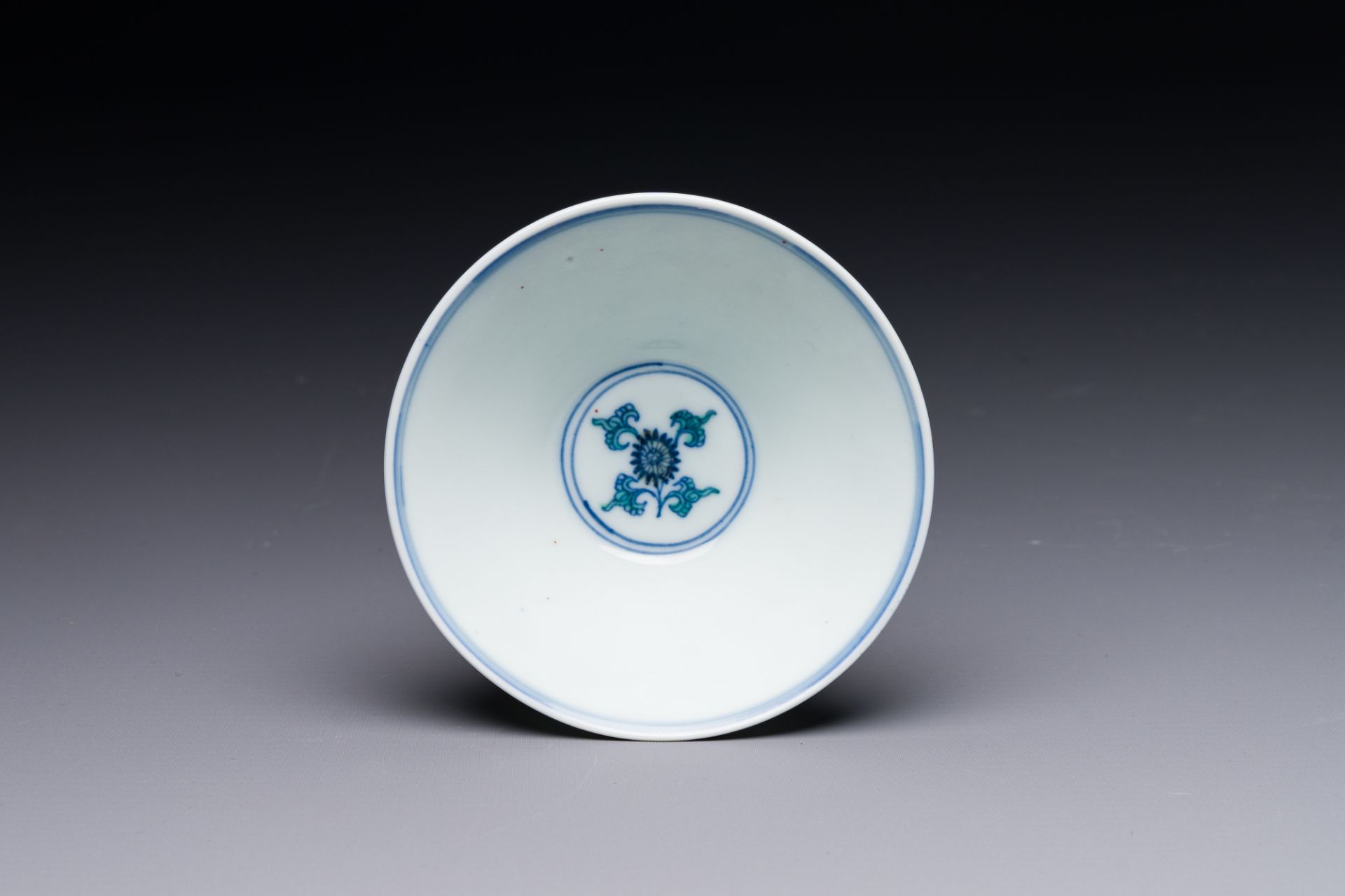 A Chinese doucai conical 'phoenixes' bowl, Chenghua mark, Kangxi/Yongzheng - Bild 3 aus 3