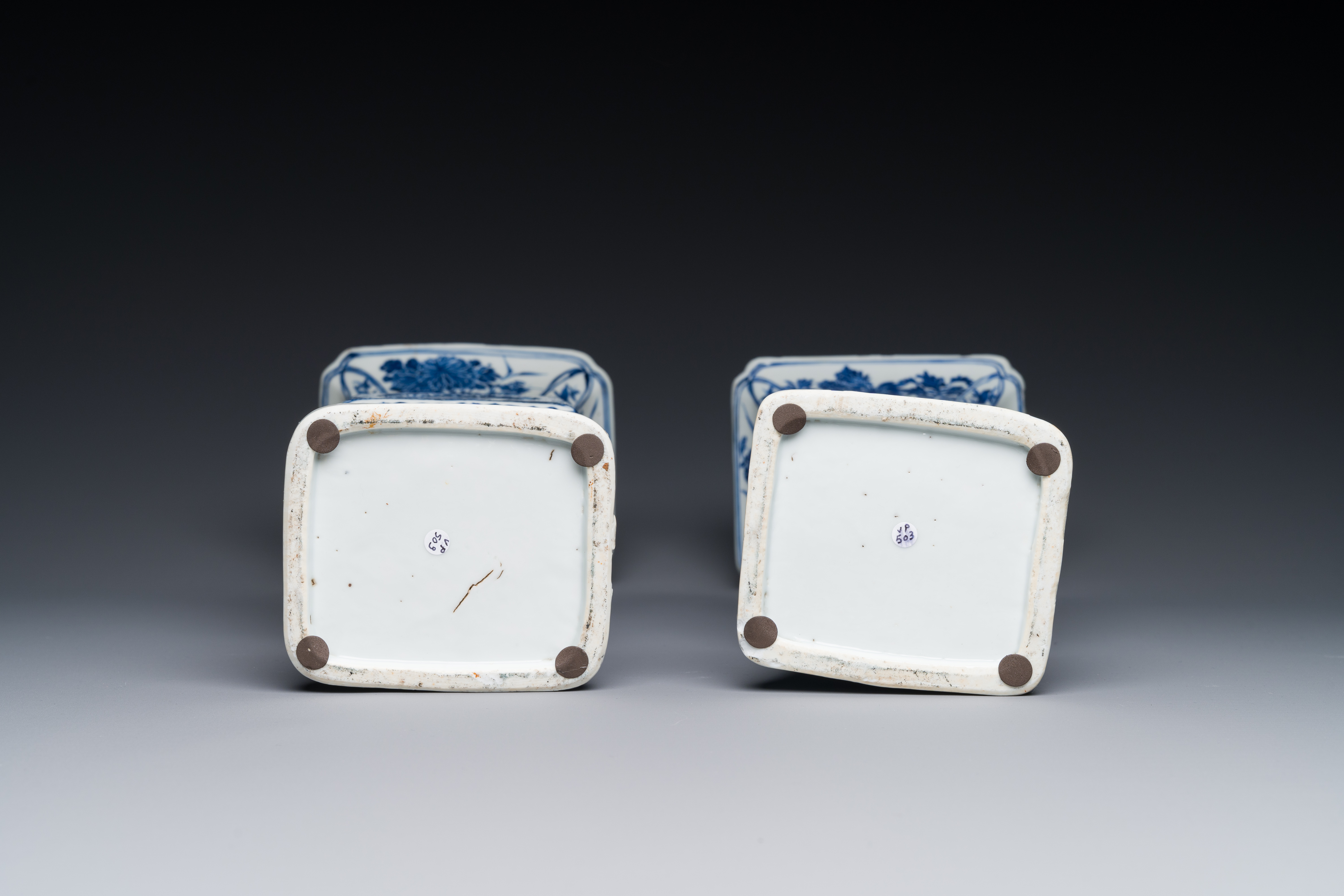 A pair of Chinese blue and white 'gu' vases with floral design, Kangxi - Image 5 of 5