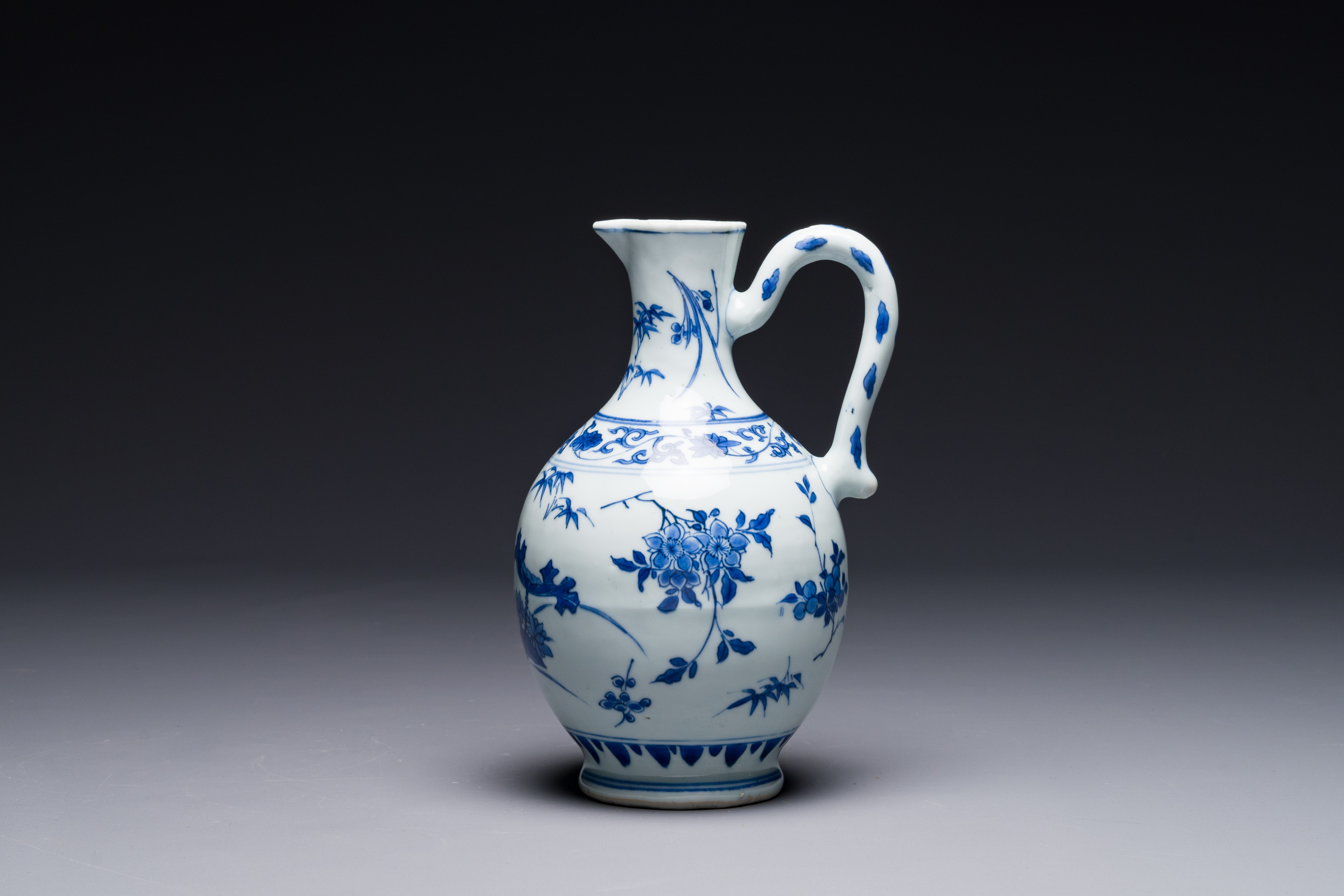 A Chinese blue and white ewer with floral design, Transitional period - Image 5 of 7