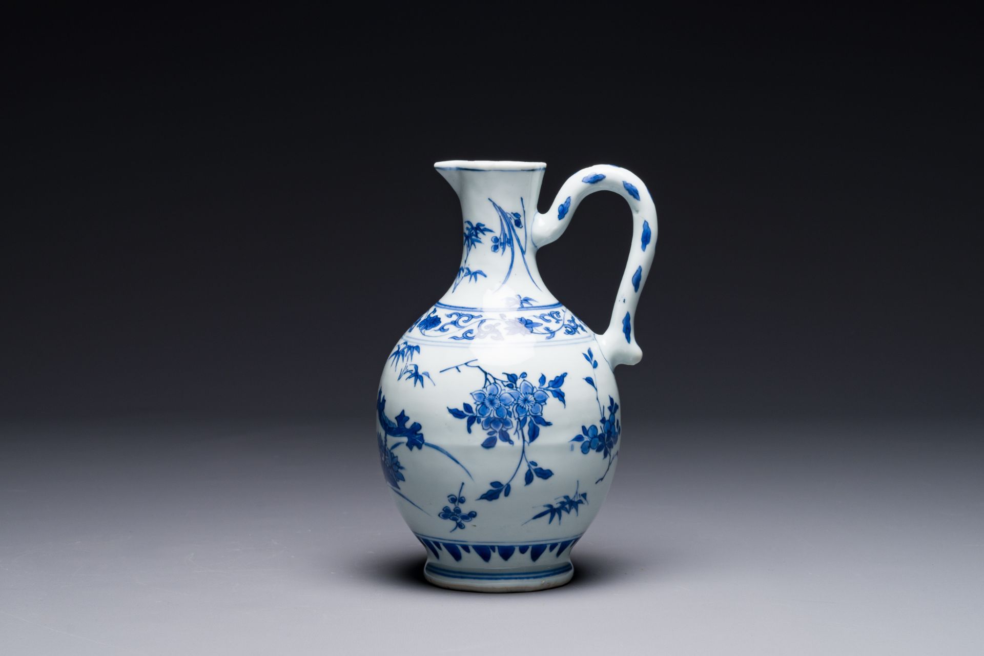 A Chinese blue and white ewer with floral design, Transitional period - Bild 5 aus 7