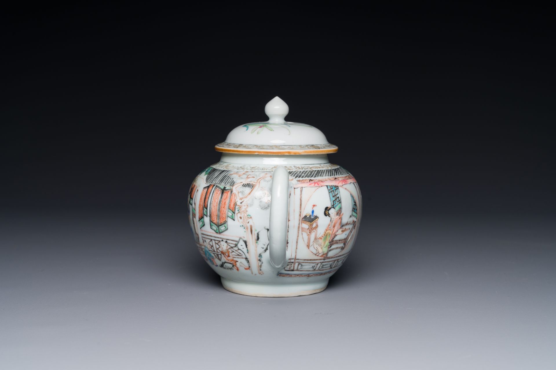 A Chinese famille rose teapot with court ladies and children, Yongzheng - Bild 4 aus 8