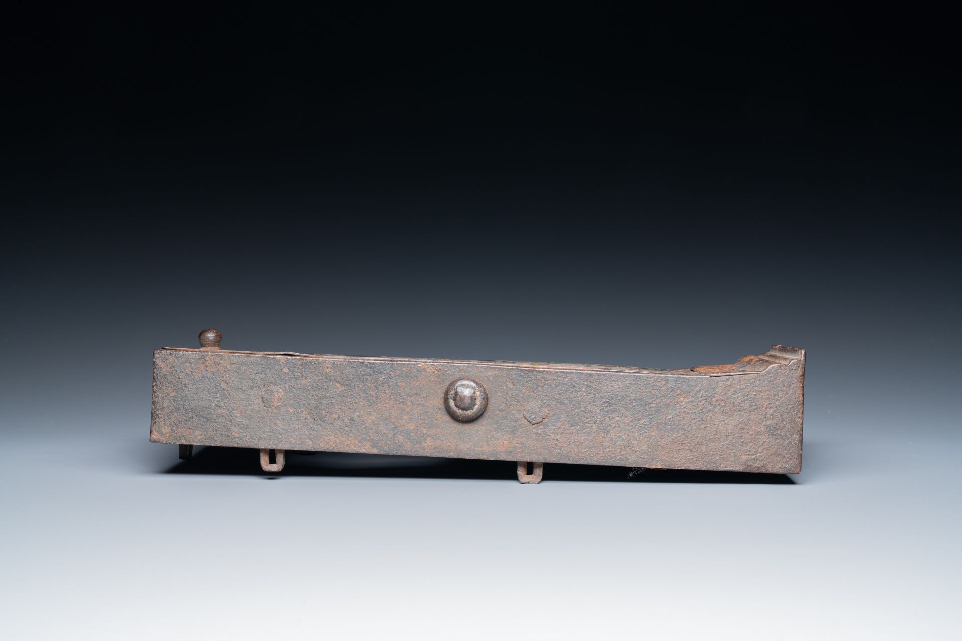 A French engraved wrought iron noble lock plate, 17th C. - Bild 10 aus 18