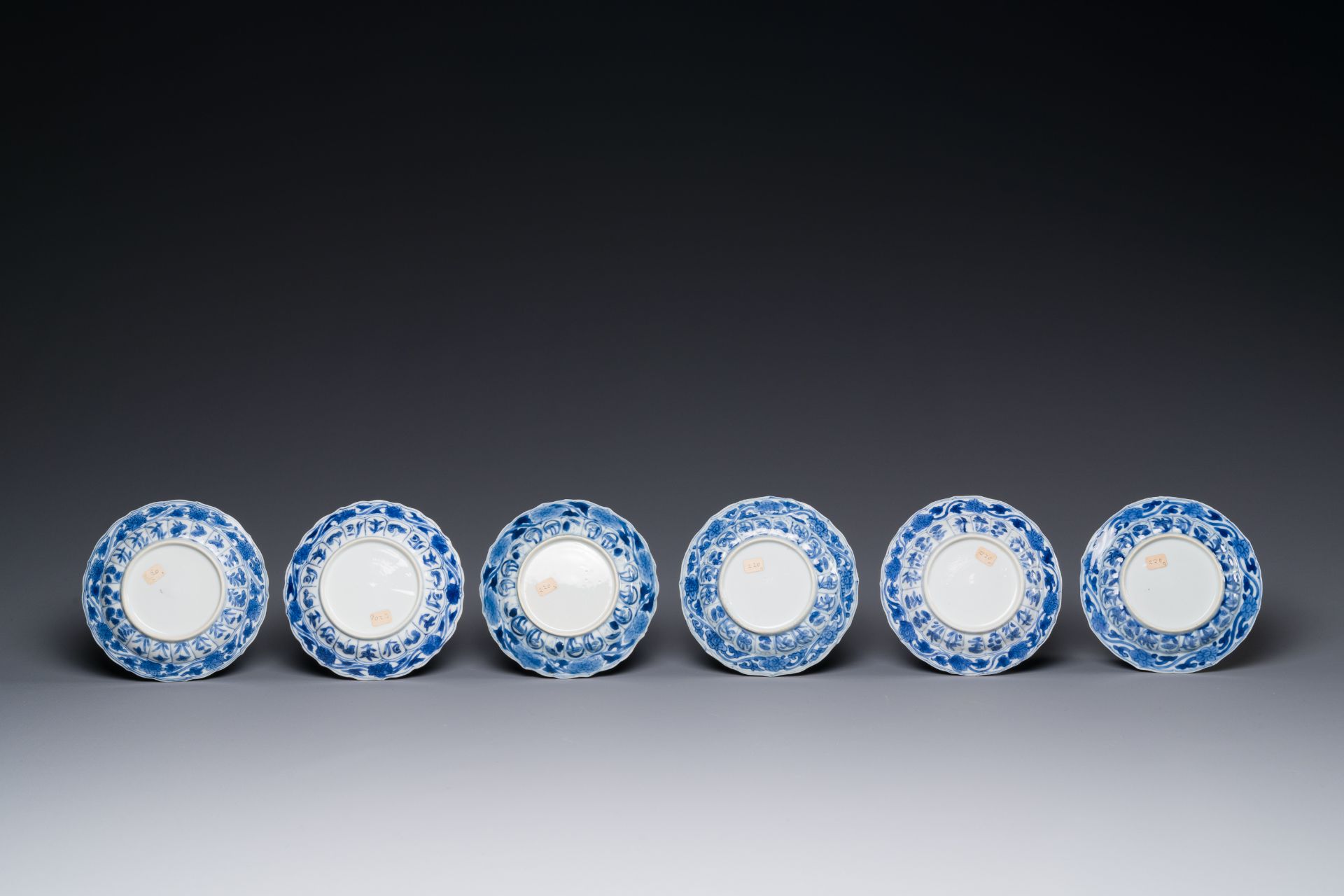 Six Chinese blue and white 'acupuncture' saucers, Kangxi - Bild 5 aus 5