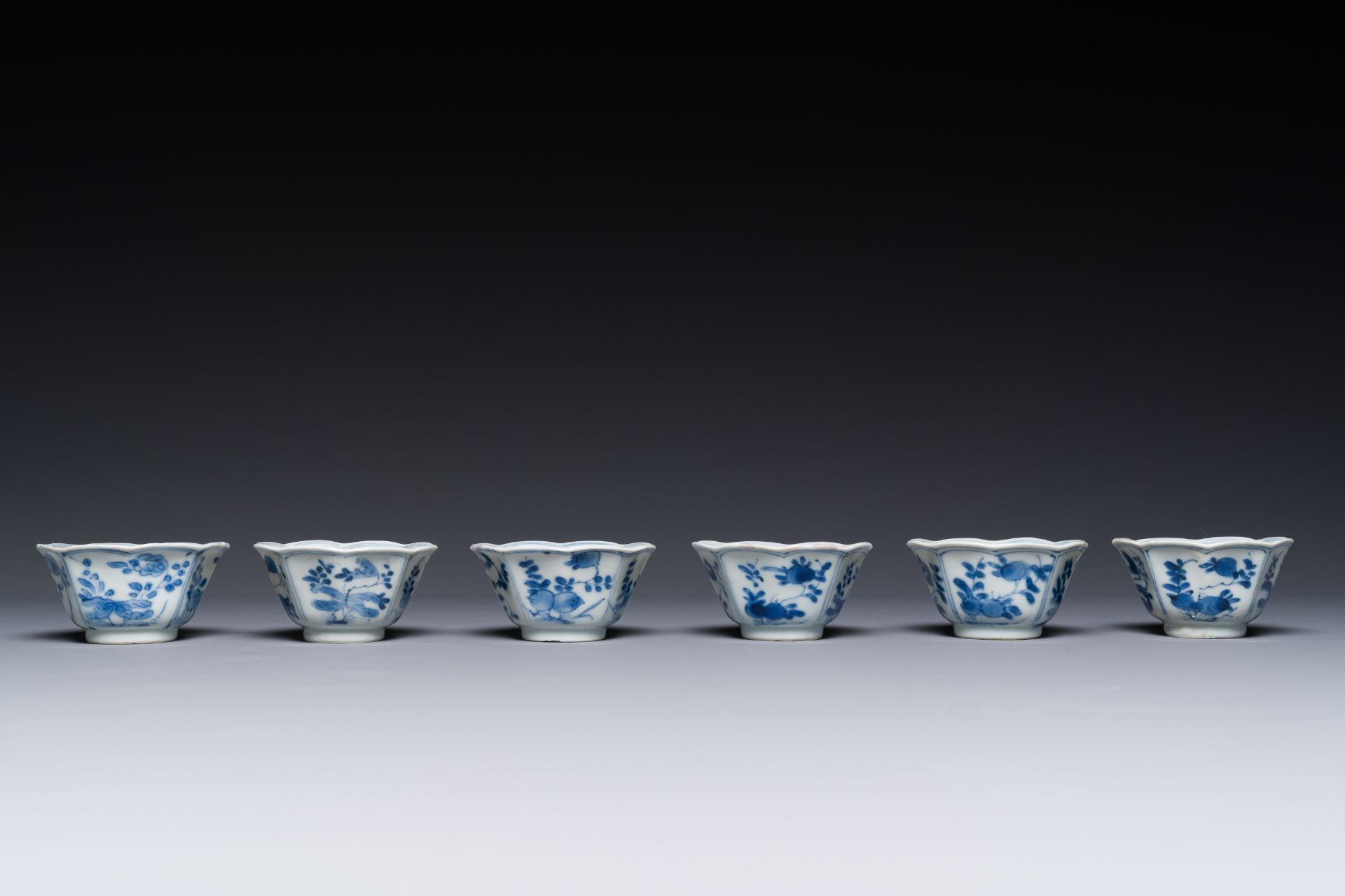 Six Chinese blue and white flower-shaped 'sanduo' cups and saucers, lingzhi mark, Kangxi - Bild 2 aus 5