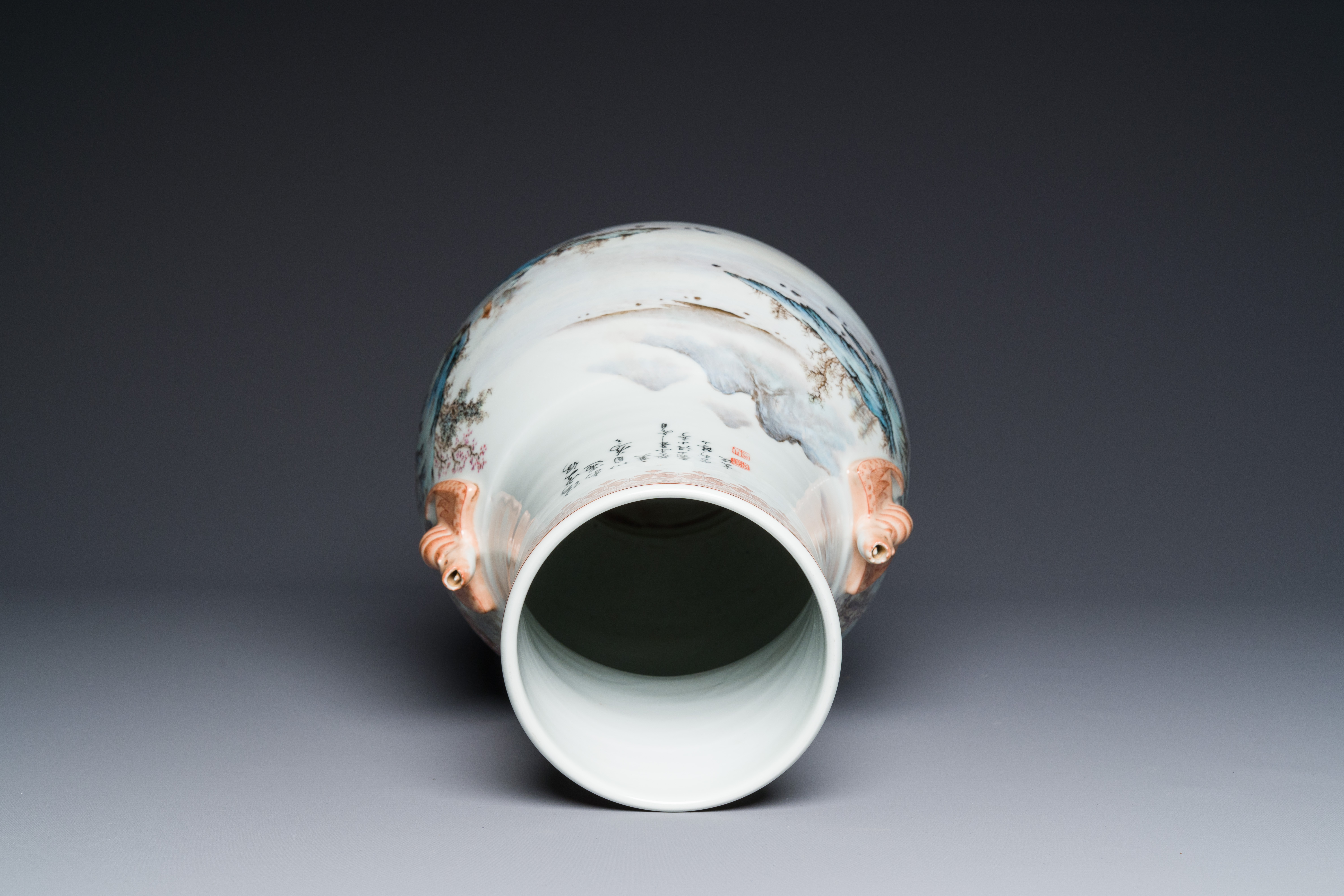 A Chinese famille rose 'hu' vase with mountainous landscape, signed Wang Xiaoting æ±ªå°äº­, dated 1 - Image 5 of 6