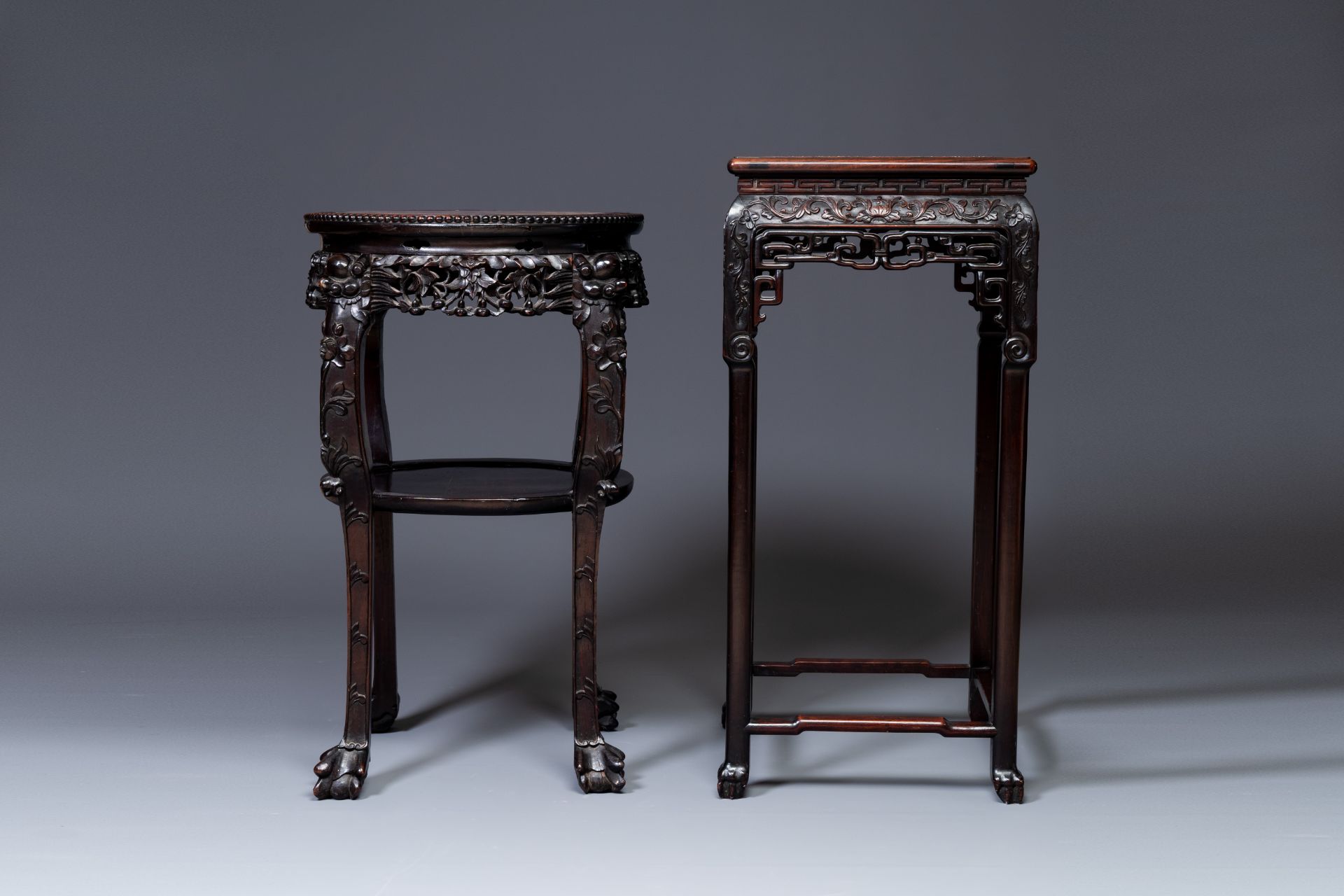 Two Chinese carved wooden stands with marble tops, 19th C. - Bild 3 aus 5