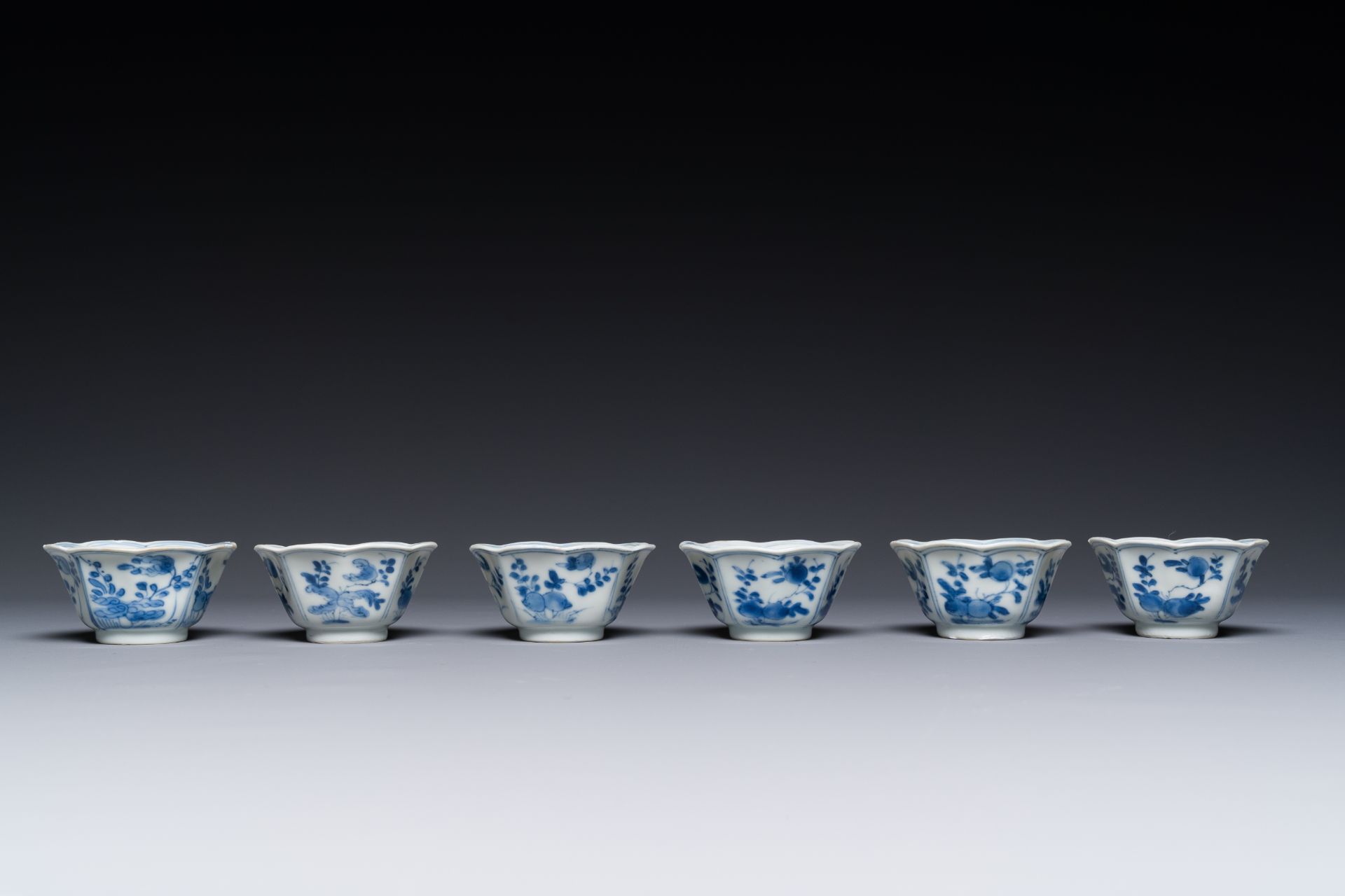 Six Chinese blue and white flower-shaped 'sanduo' cups and saucers, lingzhi mark, Kangxi - Bild 3 aus 5