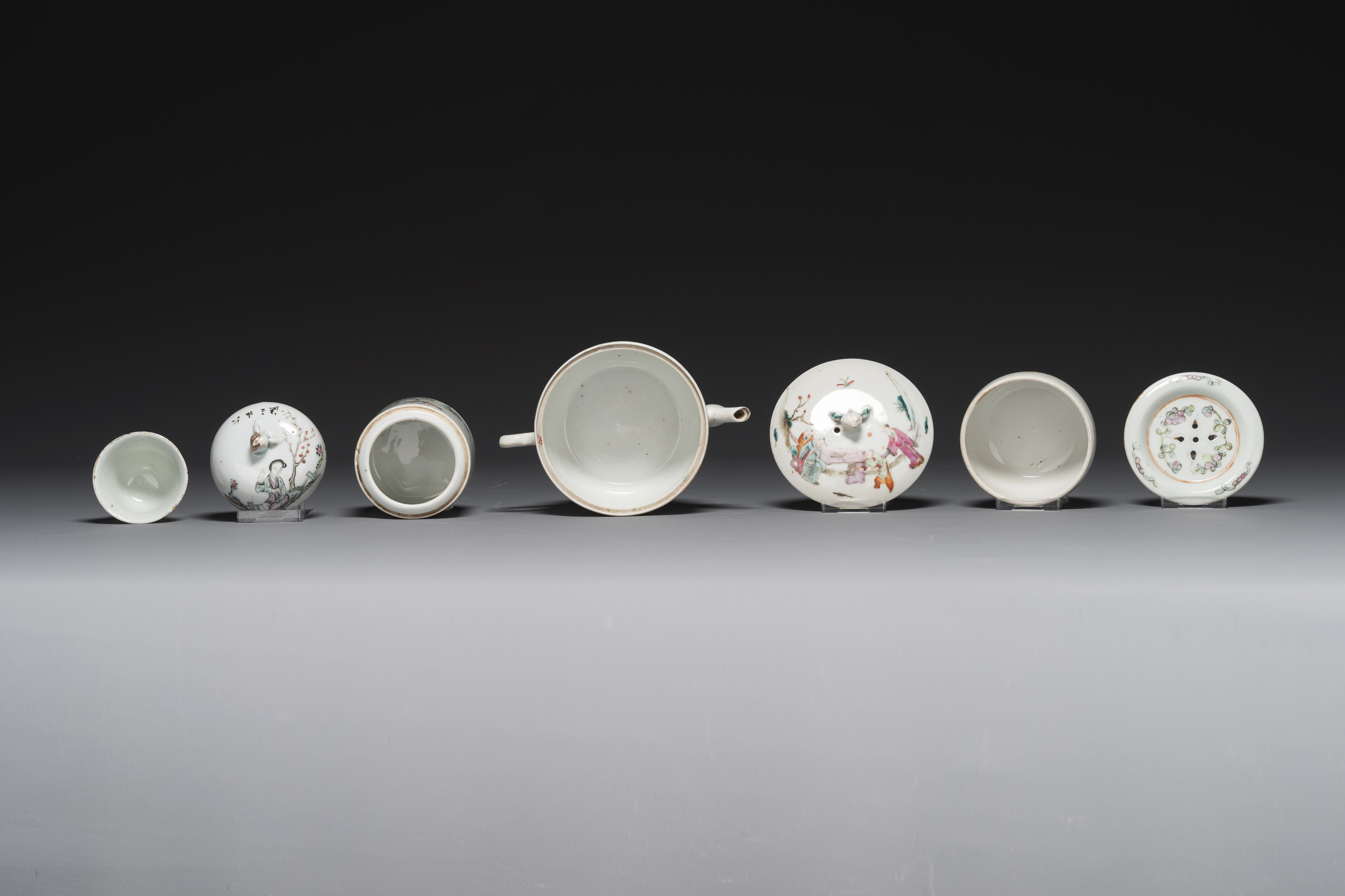 A varied collection of Chinese famille rose and qianjiang cai porcelain, 19/20th C. - Image 9 of 10