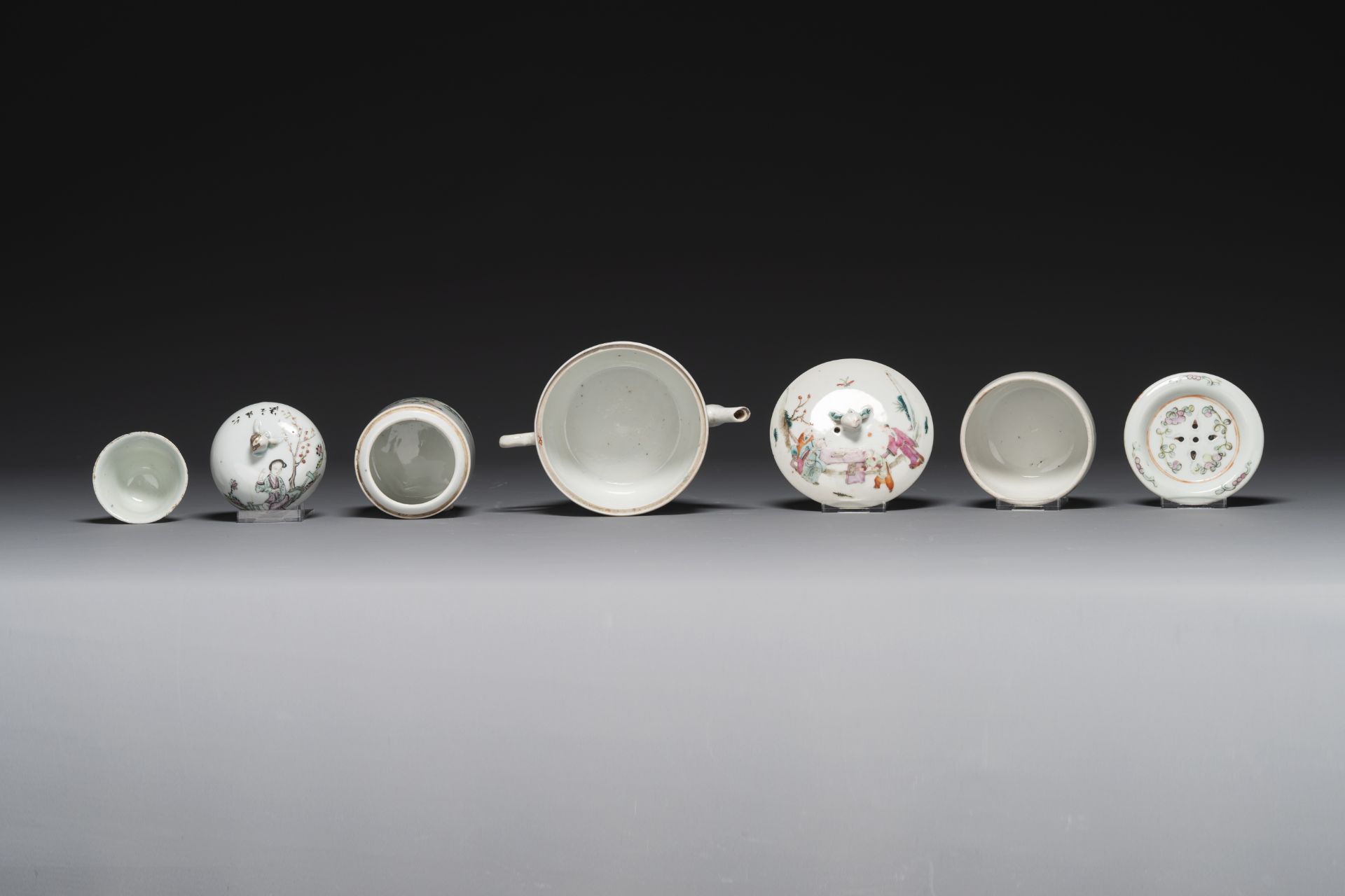 A varied collection of Chinese famille rose and qianjiang cai porcelain, 19/20th C. - Image 9 of 10