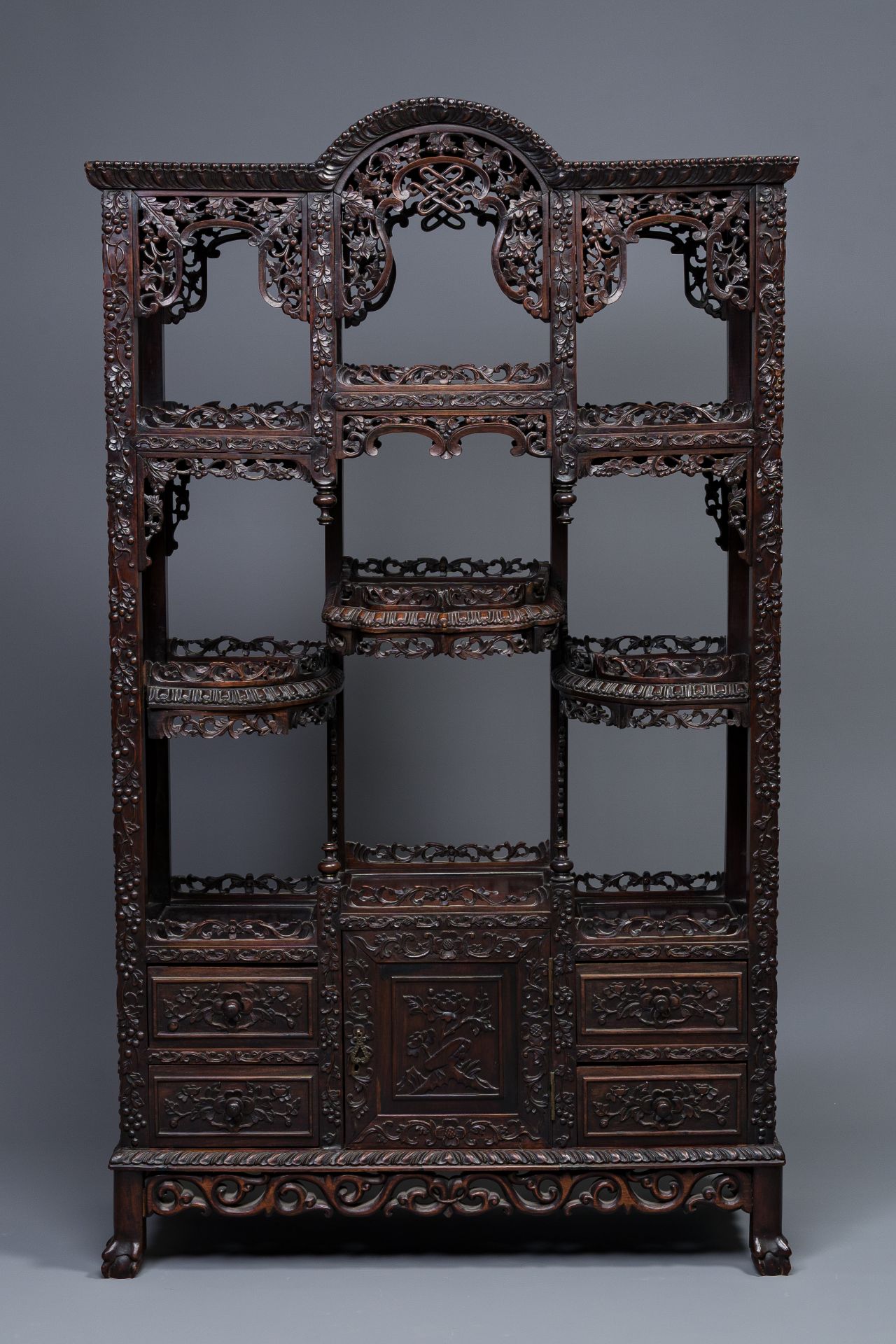 A richly carved Chinese hongmu wooden etagere cupboard, Canton, 19th C. - Bild 3 aus 6