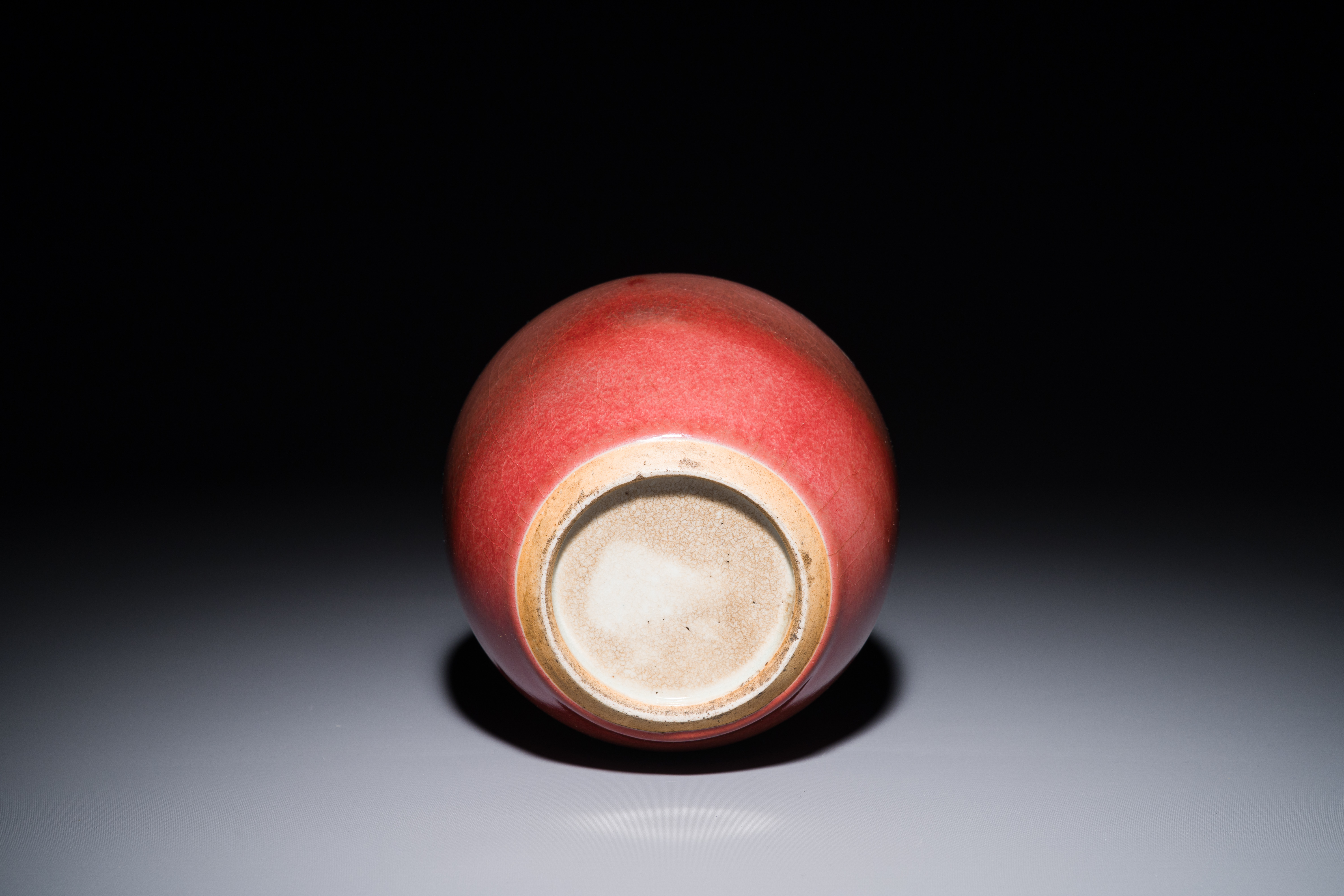 A Chinese monochrome copper-red-glazed ginger jar with a reticulated wooden cover, 18/19th C. - Image 5 of 5