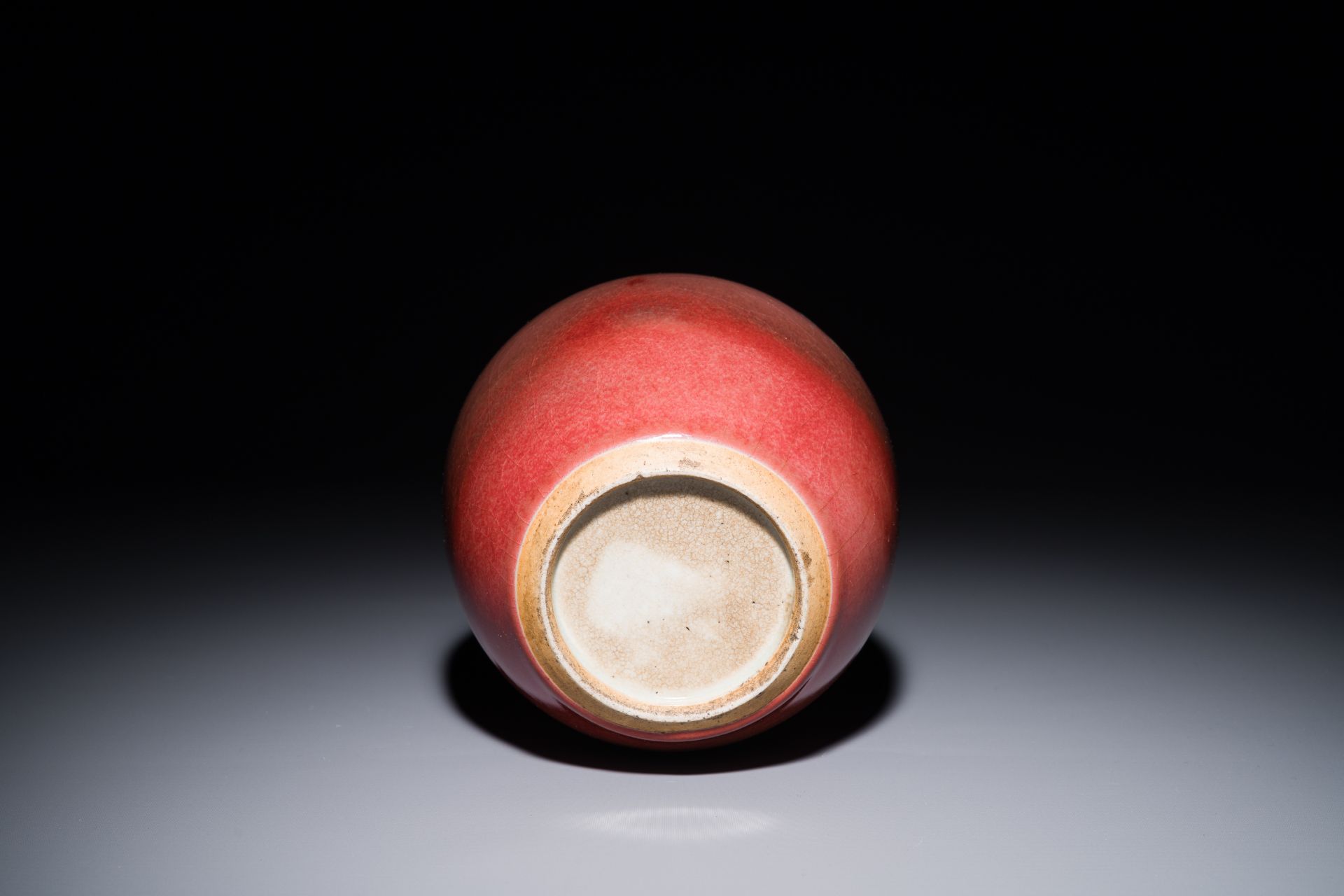 A Chinese monochrome copper-red-glazed ginger jar with a reticulated wooden cover, 18/19th C. - Bild 5 aus 5