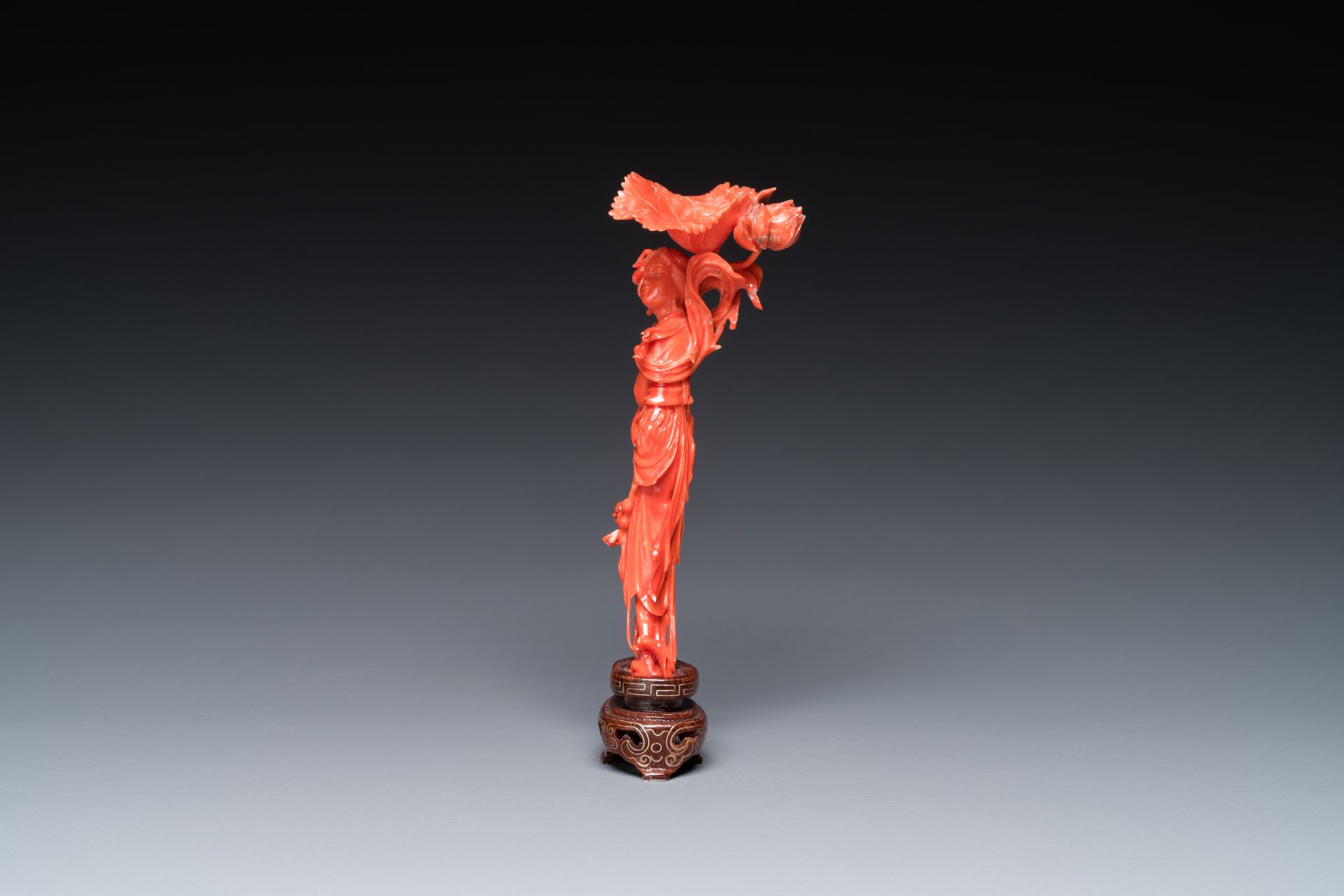A Chinese red coral figure of a standing lady holding a flower, 19/20th C. - Image 5 of 7