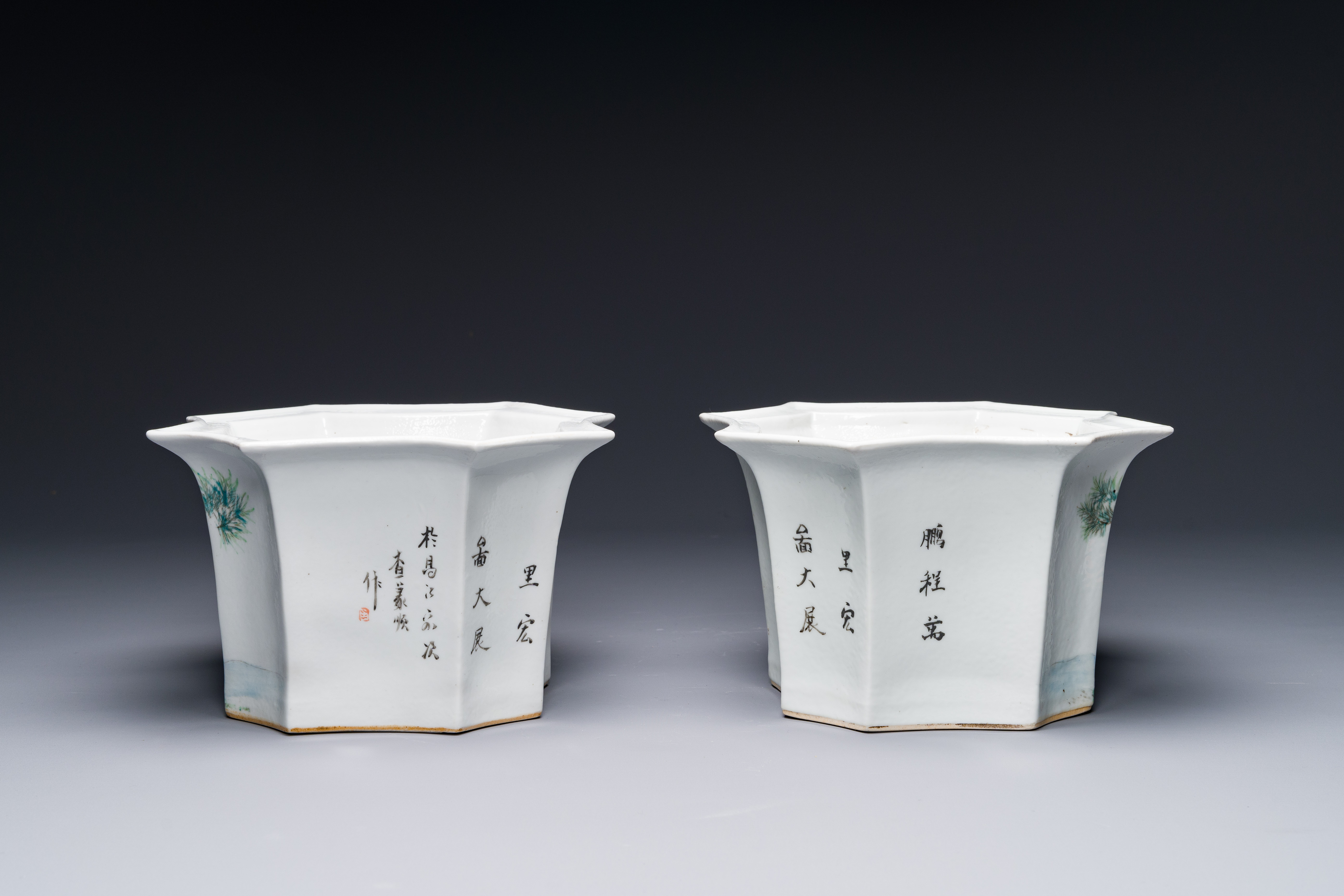 A pair of Chinese qianjiang cai flower pots, signed Cha Yishun æŸ¥ç¾©é †, 19/20th C. - Image 6 of 8