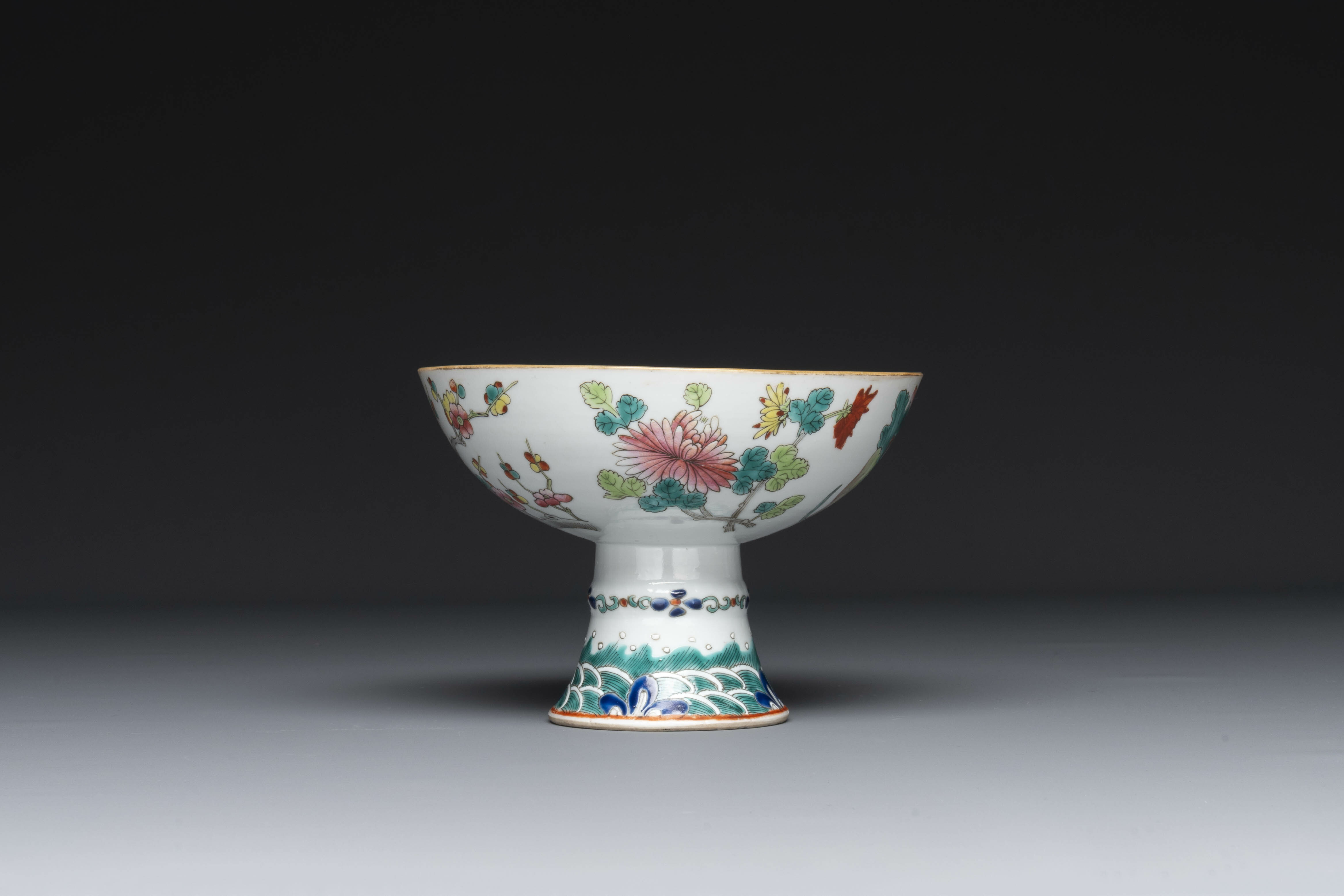 A varied collection of eight pieces of Chinese famille rose porcelain, 18/19th C. - Image 5 of 21