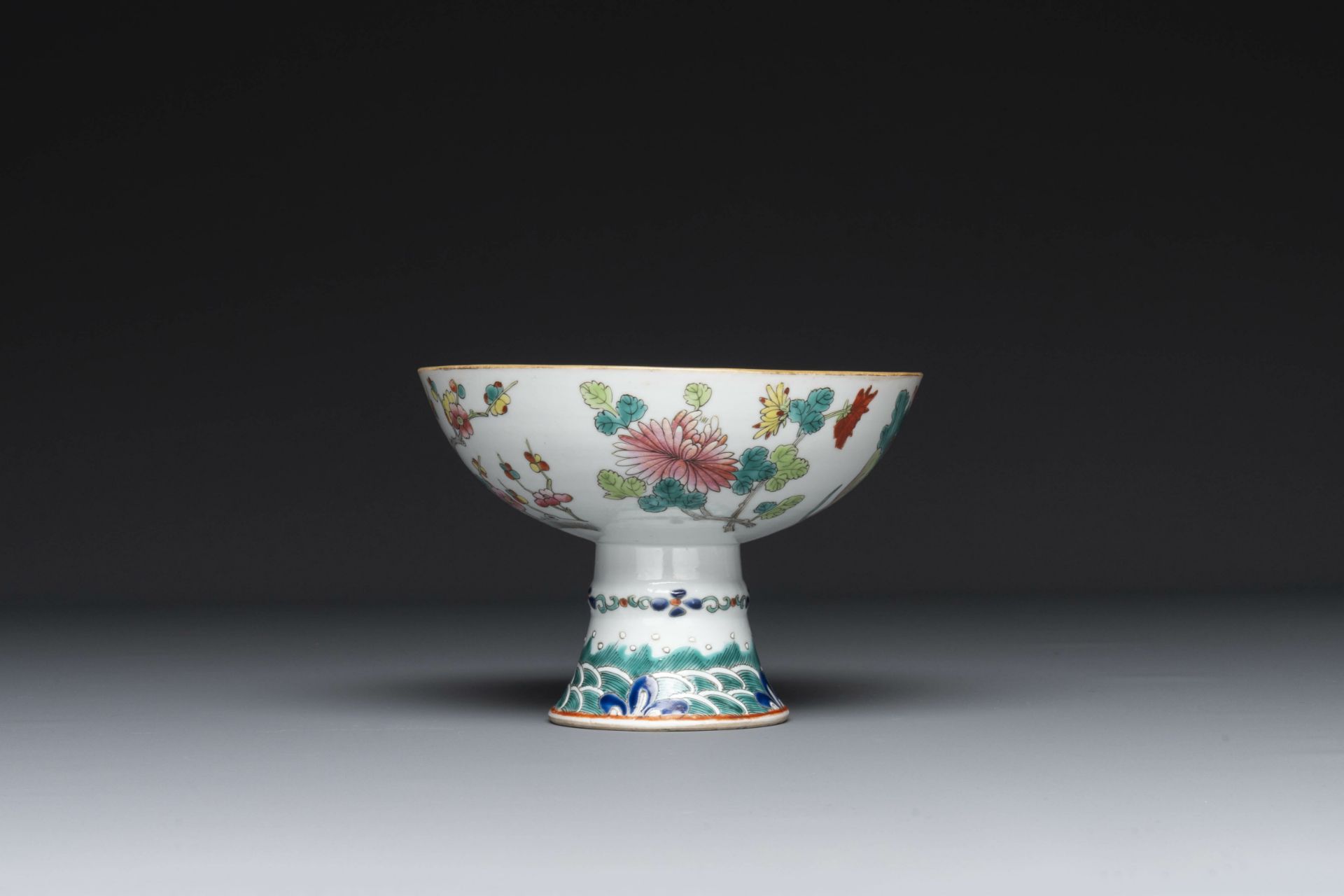 A varied collection of eight pieces of Chinese famille rose porcelain, 18/19th C. - Bild 5 aus 21