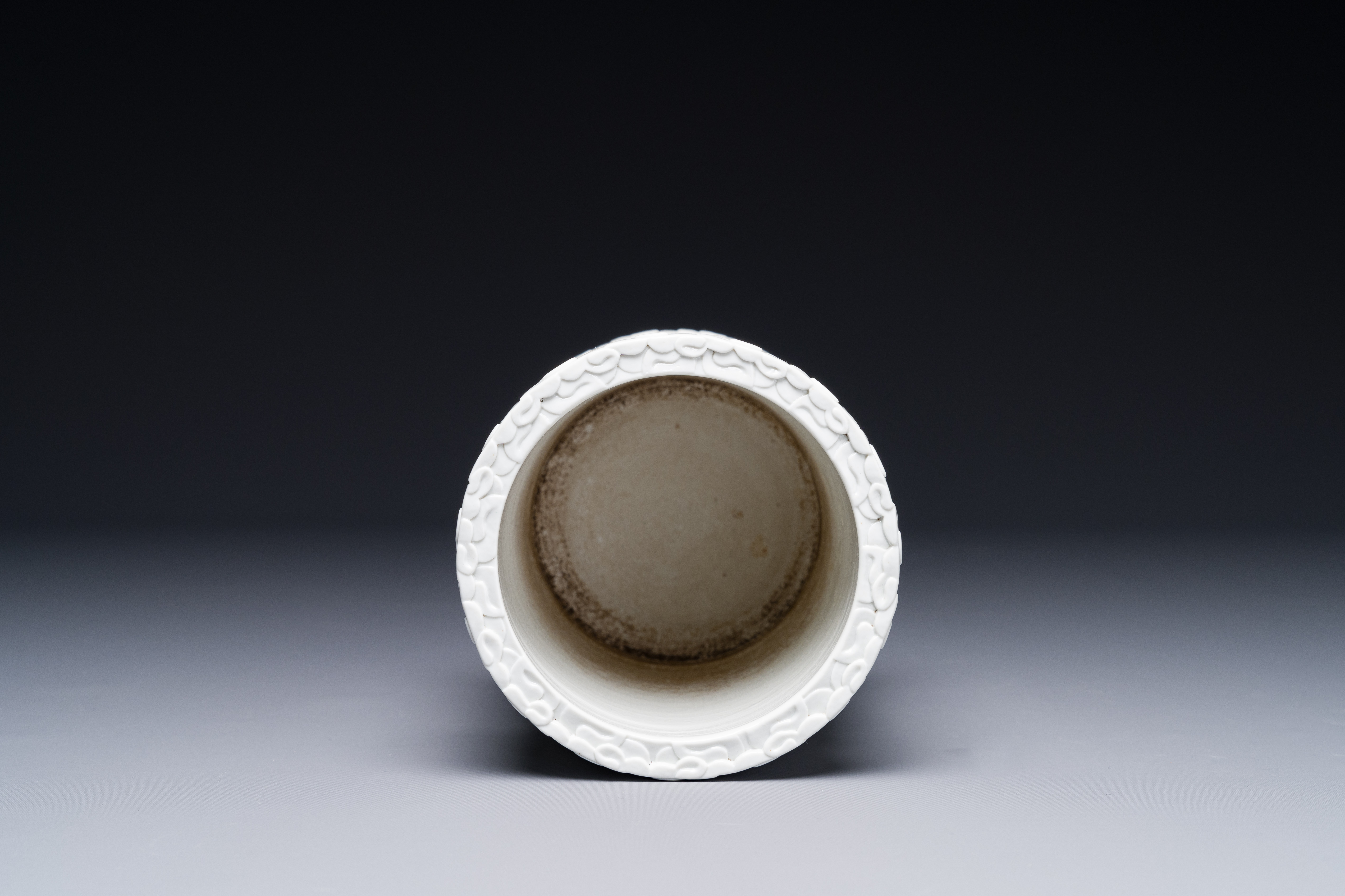 A Chinese monochrome white-glazed biscuit brush pot, signed Wang Bingrong çŽ‹ç‚³æ¦®, 19/20th C. - Image 6 of 7