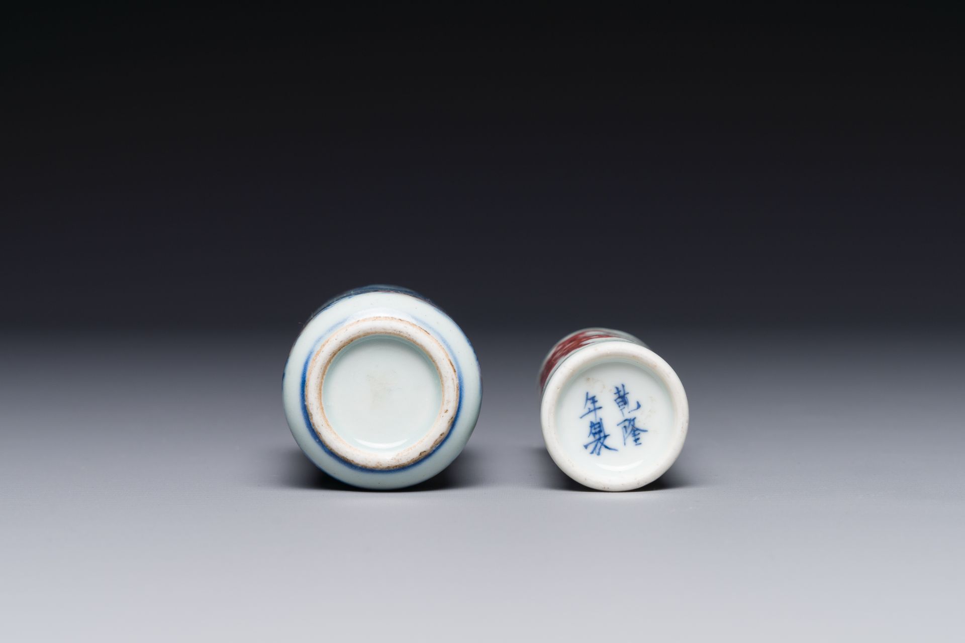 Two Chinese blue, white and copper-red snuff bottles, Qianlong mark, 19th C. - Bild 3 aus 3
