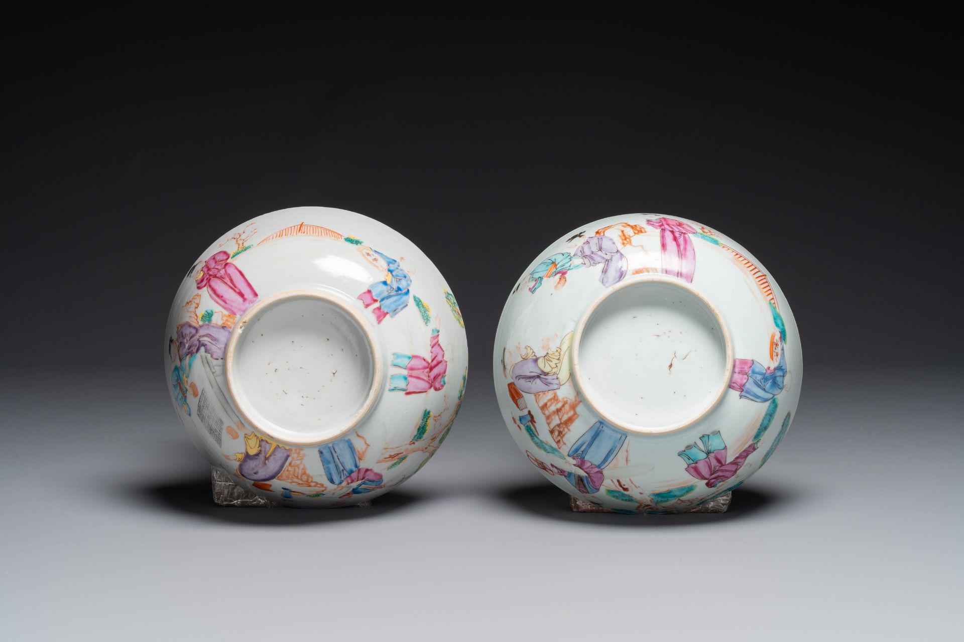 A pair of Chinese famille rose bowls and four plates, Yongzheng/Qianlong - Bild 6 aus 6