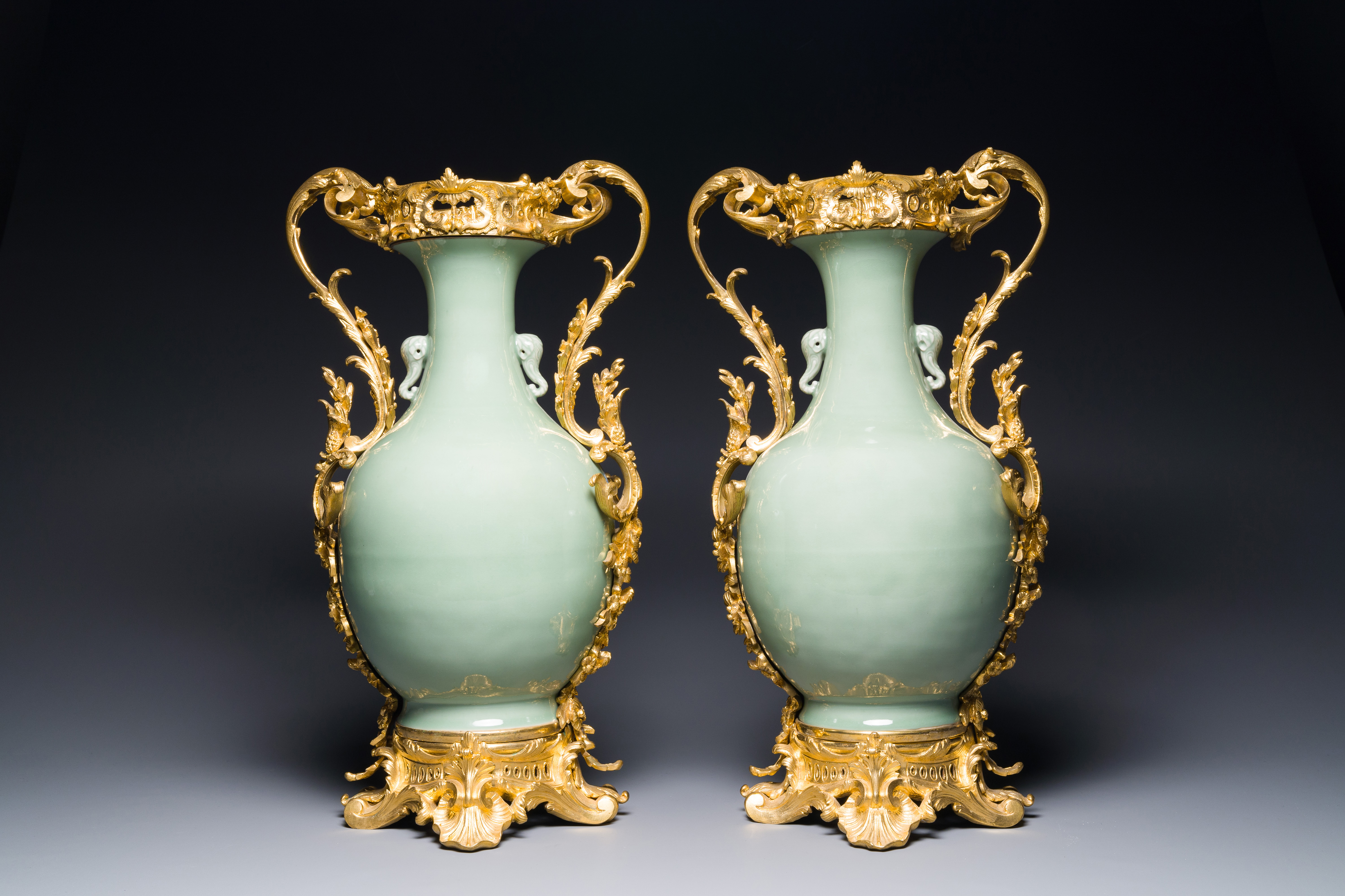 A pair of Chinese blue and white celadon vases with gilt bronze mounts, 19th C. - Image 3 of 6