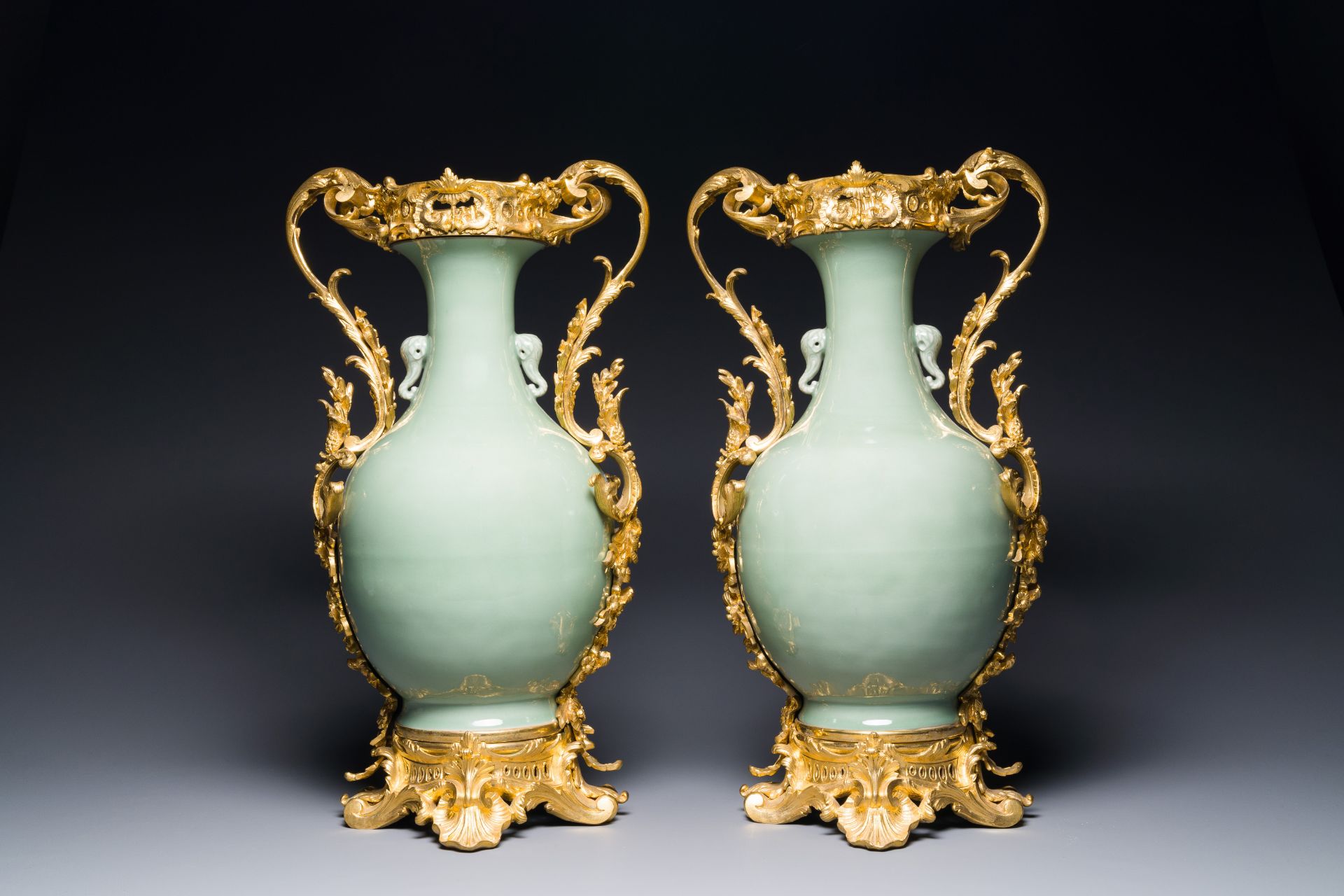 A pair of Chinese blue and white celadon vases with gilt bronze mounts, 19th C. - Bild 3 aus 6