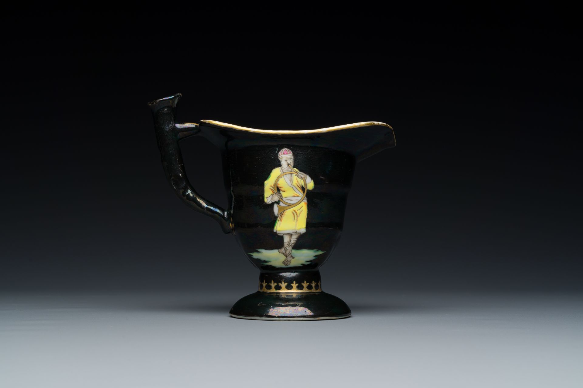 A rare Chinese black-ground enamelled ewer with Ottoman musicians, Qianlong - Bild 4 aus 17