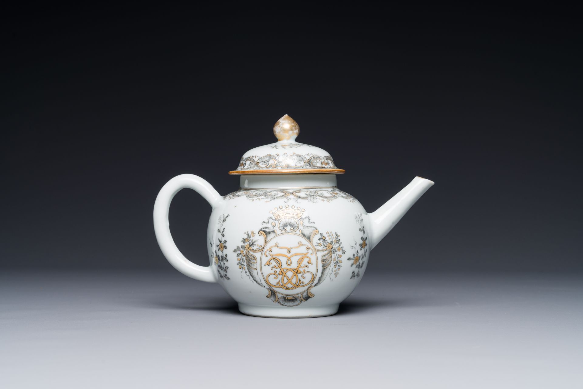 A Chinese monogrammed grisaille and gilt export porcelain teapot, Qianlong - Bild 2 aus 3