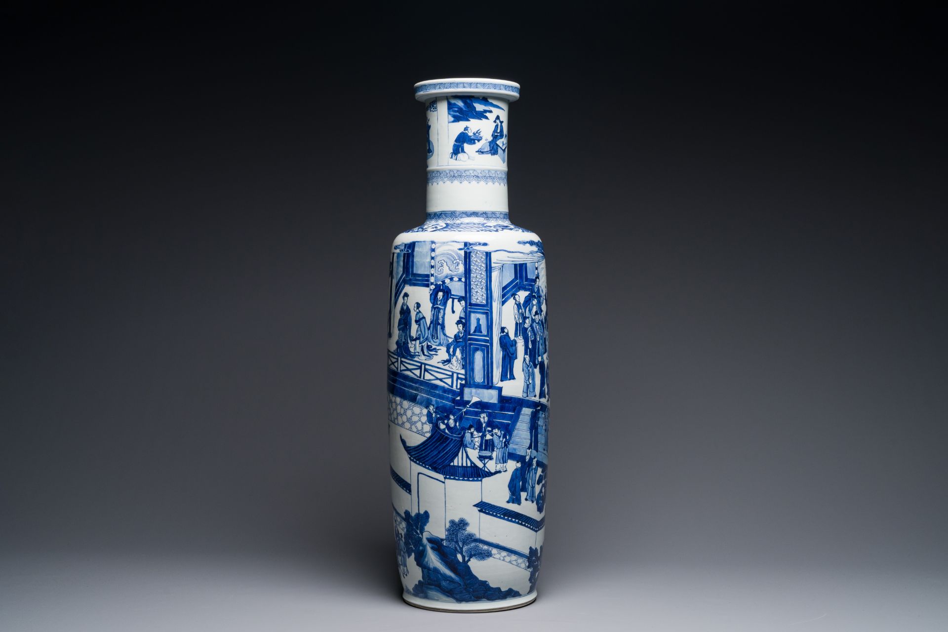 A large Chinese blue and white 'Guo Ziyi éƒ­å­å„€æ‹œå£½' rouleau vase, Kangxi - Bild 4 aus 6