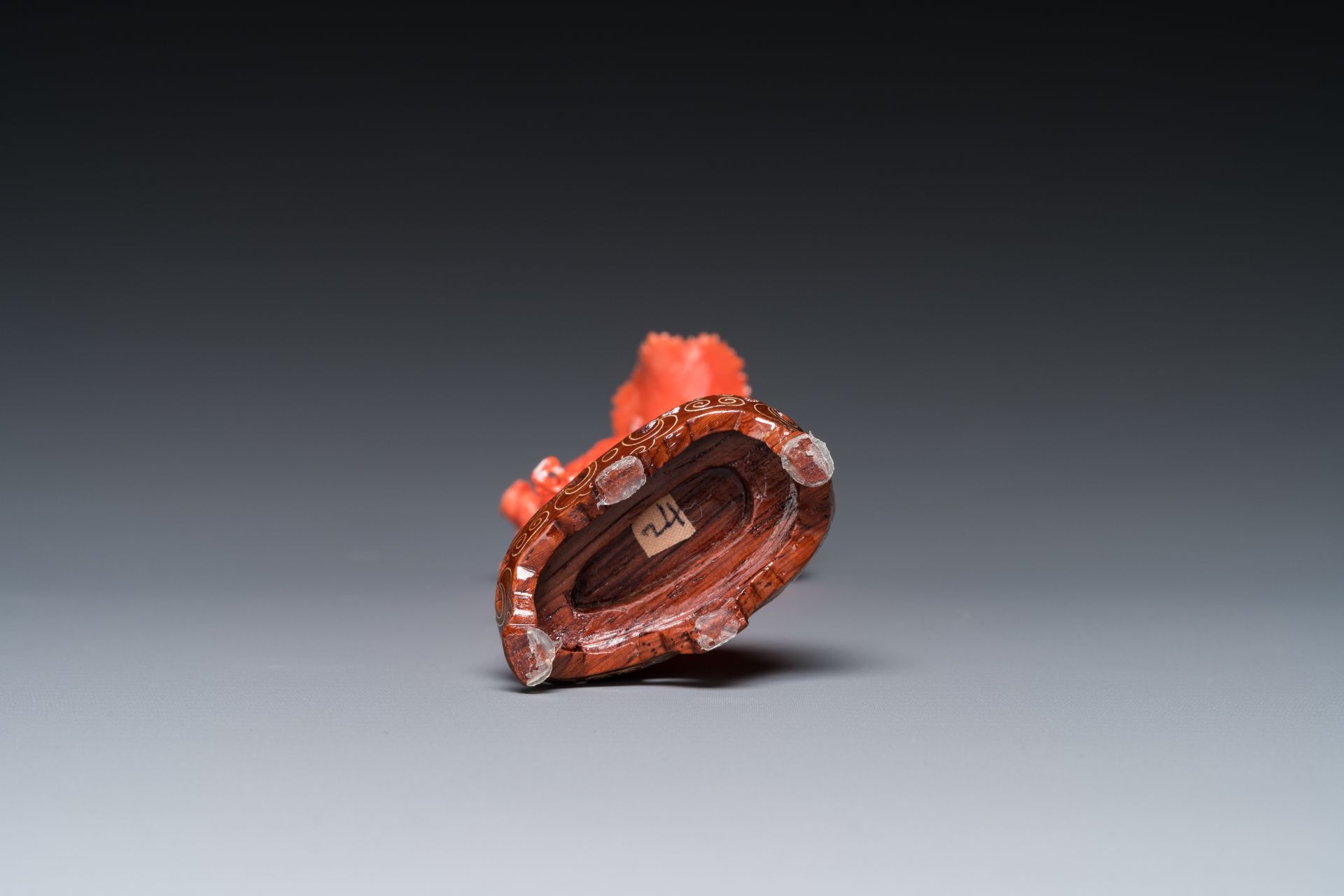 A Chinese red coral figure of a standing lady holding a flower, 19/20th C. - Image 7 of 7