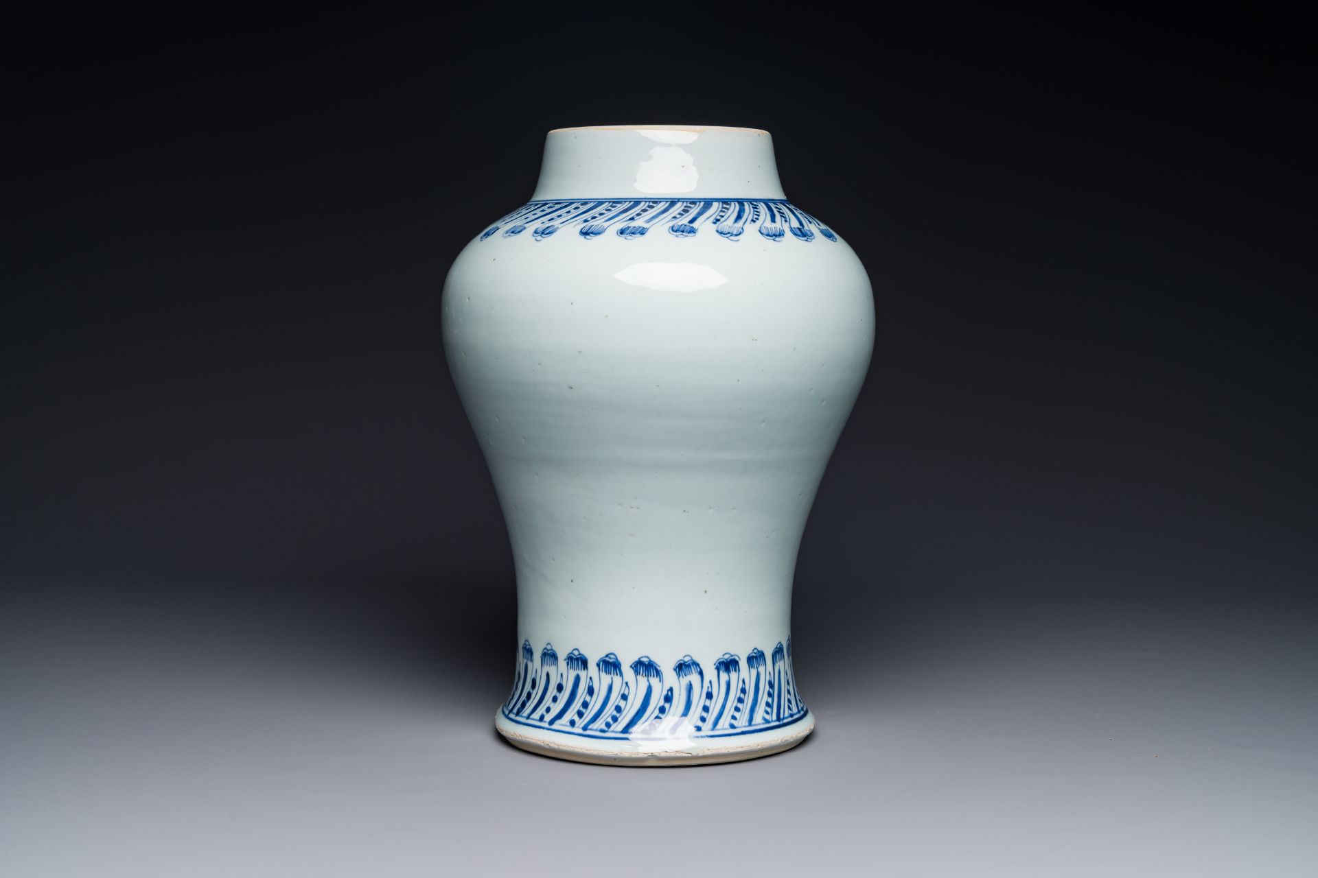 A rare and unusual Chinese blue and white vase with floral design, Kangxi - Bild 3 aus 4