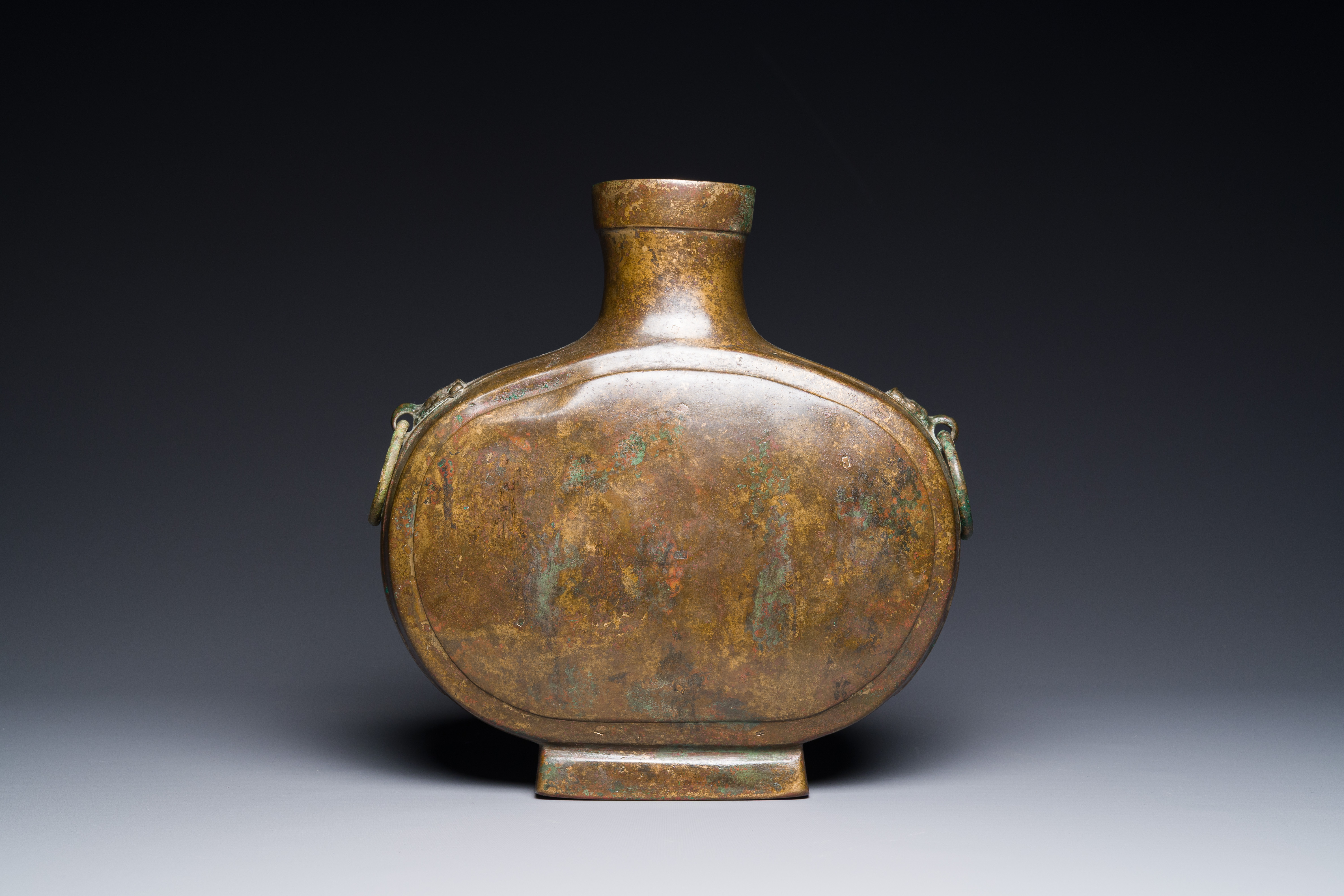 A Chinese archaic bronze vessel, 'Bianhu', Han - Image 4 of 7