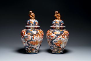 A pair of Japanese Imari covered vases, Edo, 18/19th C.