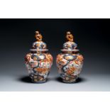 A pair of Japanese Imari covered vases, Edo, 18/19th C.