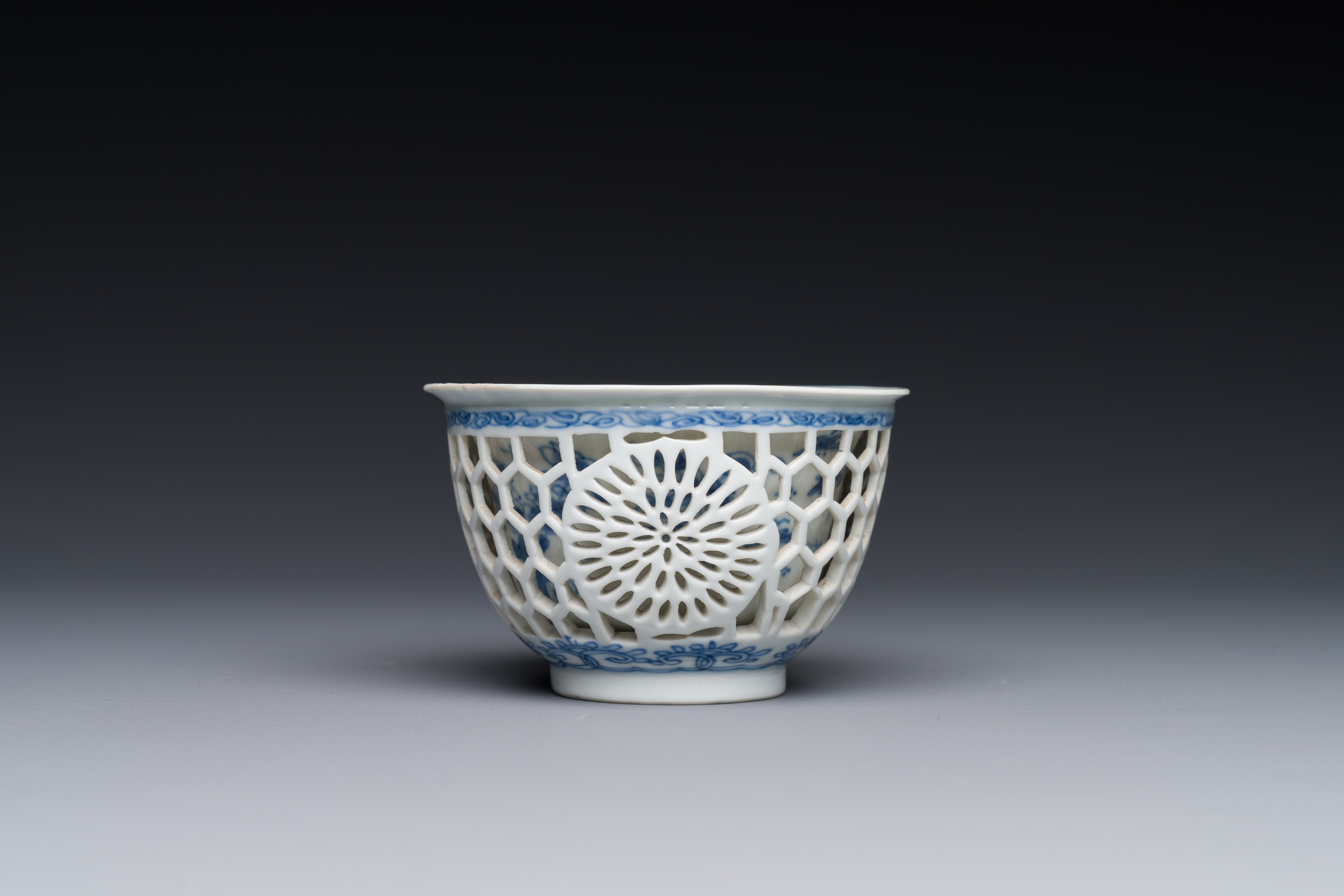 A rare Chinese reticulated double-walled blue and white cup, Kangxi - Image 2 of 4