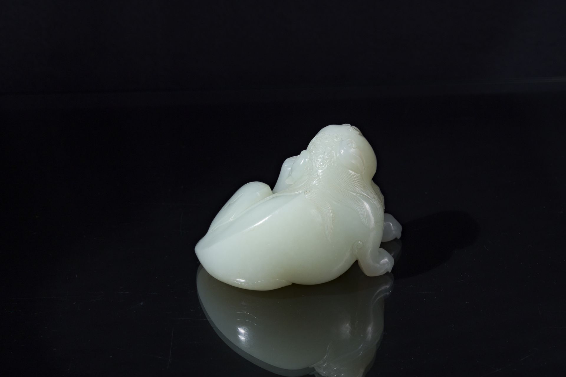 A fine Chinese celadon jade sculpture of a mythical beast, 17/18th C. - Image 4 of 7